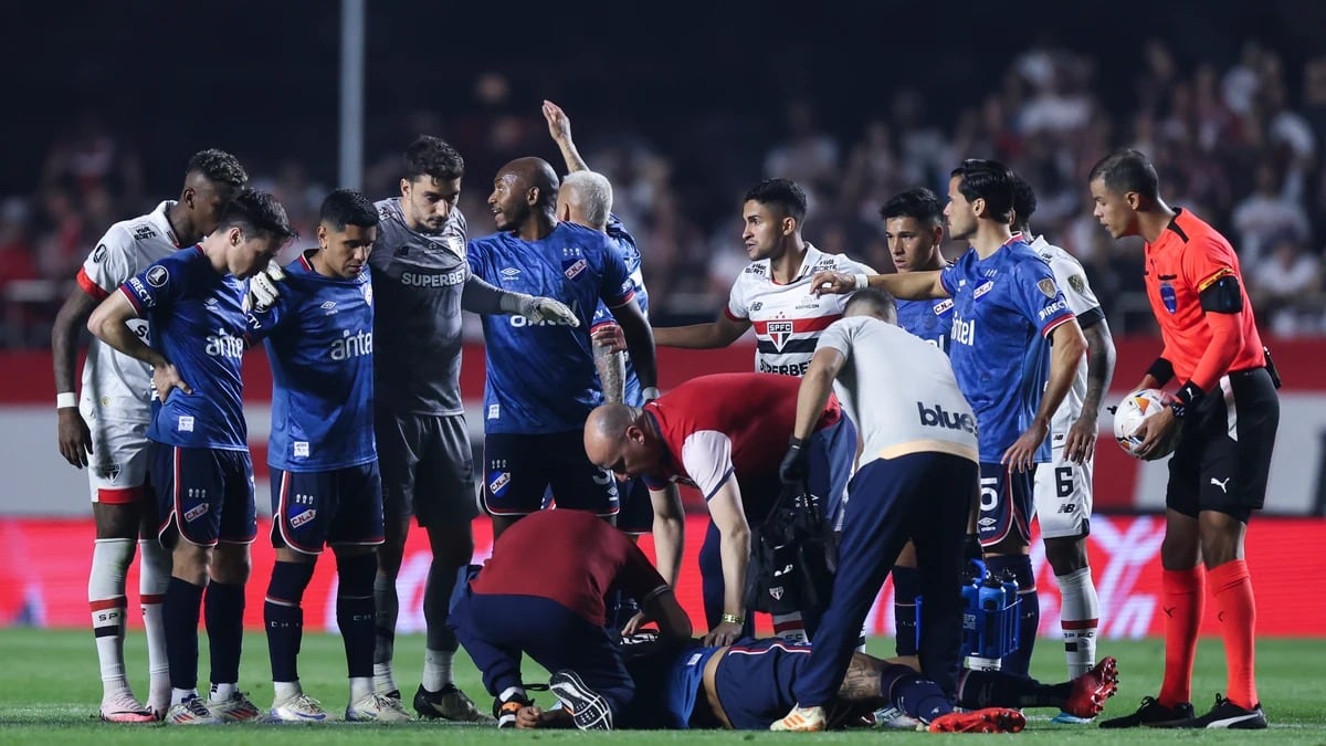 El defensor tenía 27 años y sufrió problemas cardíacos en medio de un partido.