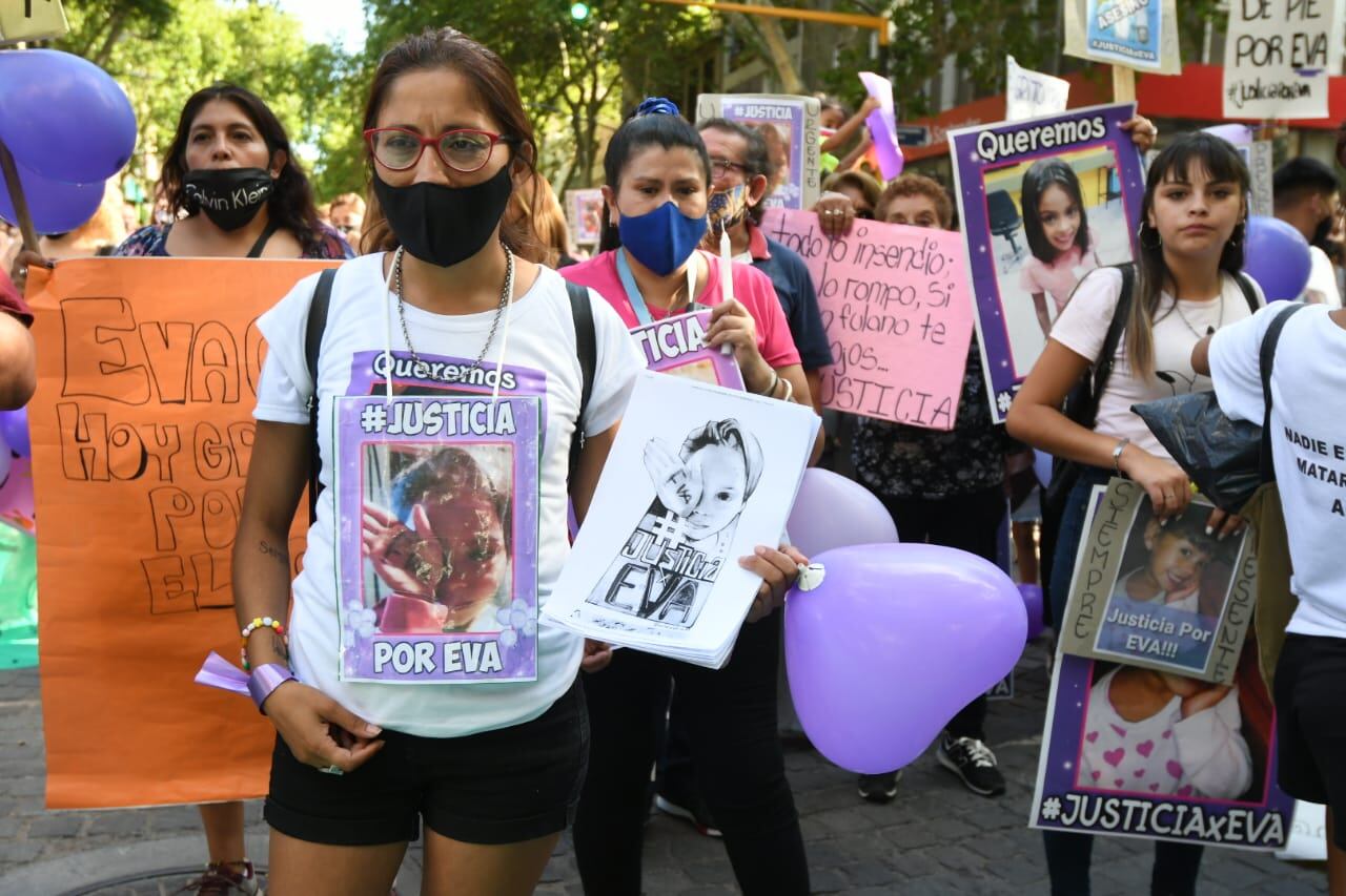 Vecinos se reunieron en Peatonal y San Martín para pedir justicia por la muerte de la pequeña Eva.