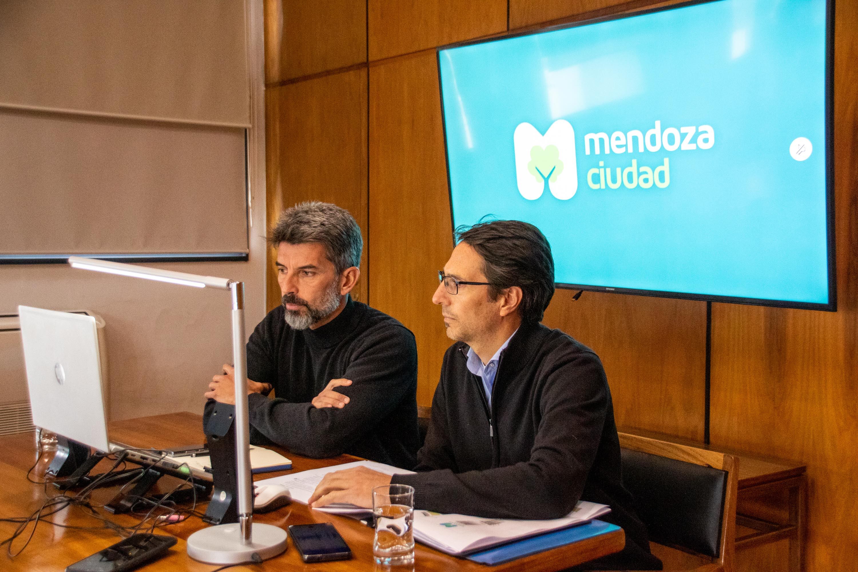 El intendente de Capital, Ulpiano Suárez, junto a Juan Manuel Filice, subsecretario de Desarrollo Urbano en la reunión virtual con Jorge Ferraresi, ministro de Desarrollo Territorial y Hábitat de Nación. 