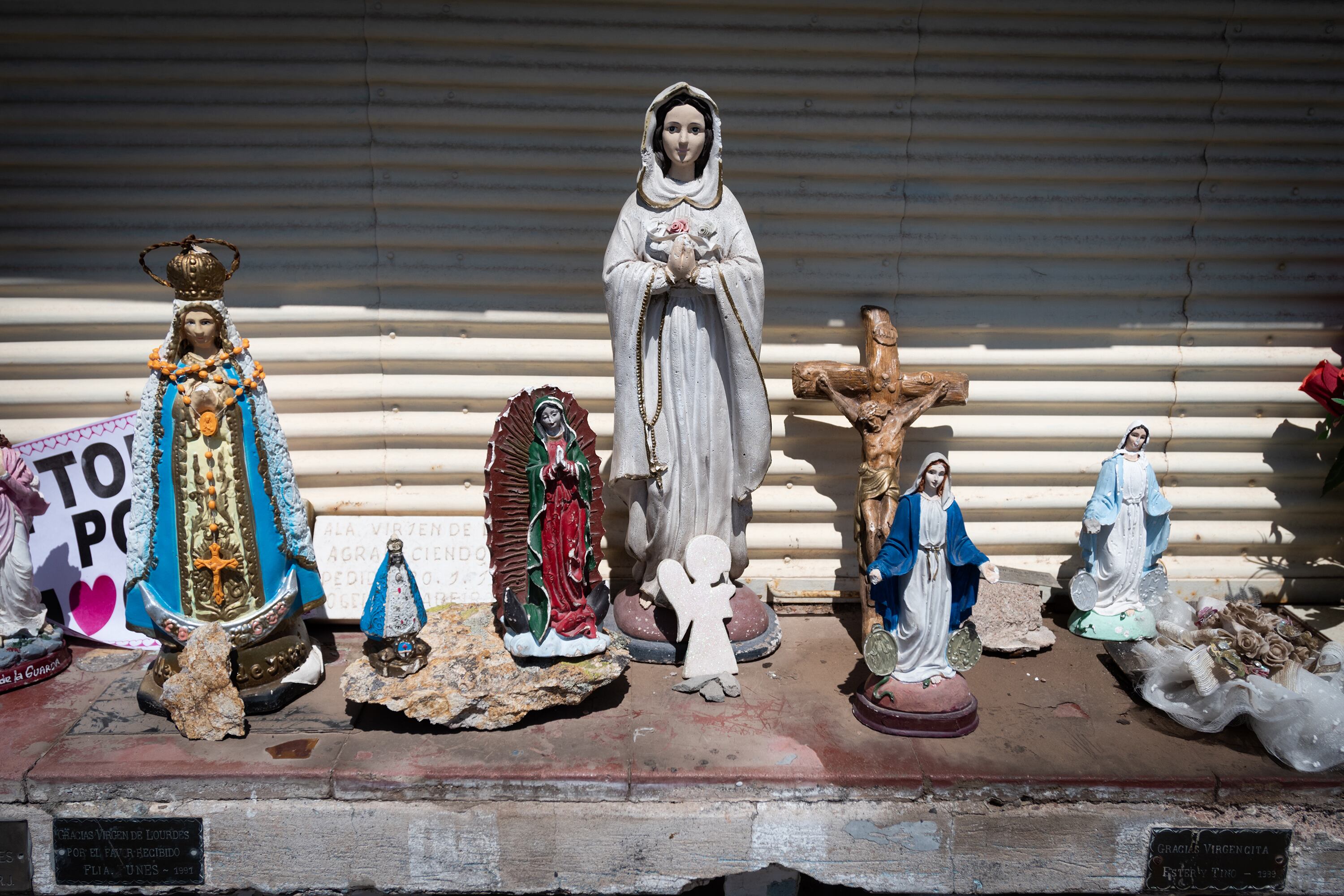 Artículos a la venta para recordar el día de la Virgen de Lourdes.