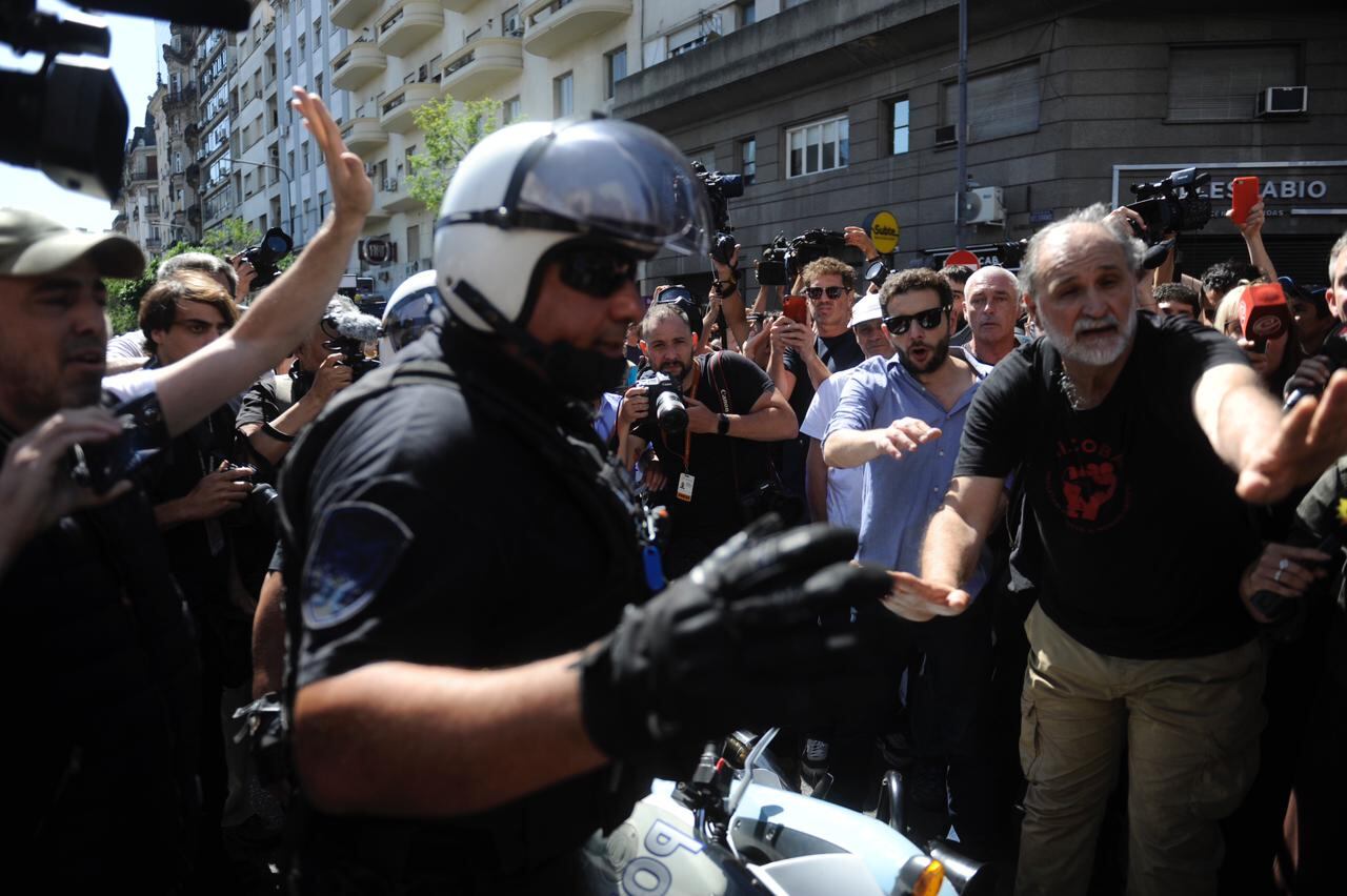 Organizaciones sociales y piqueteros en la Ciudad de Buenos Aires se manifestaron rodeados de la fuerzas de seguridad. Foto: Federico Lopez Claro