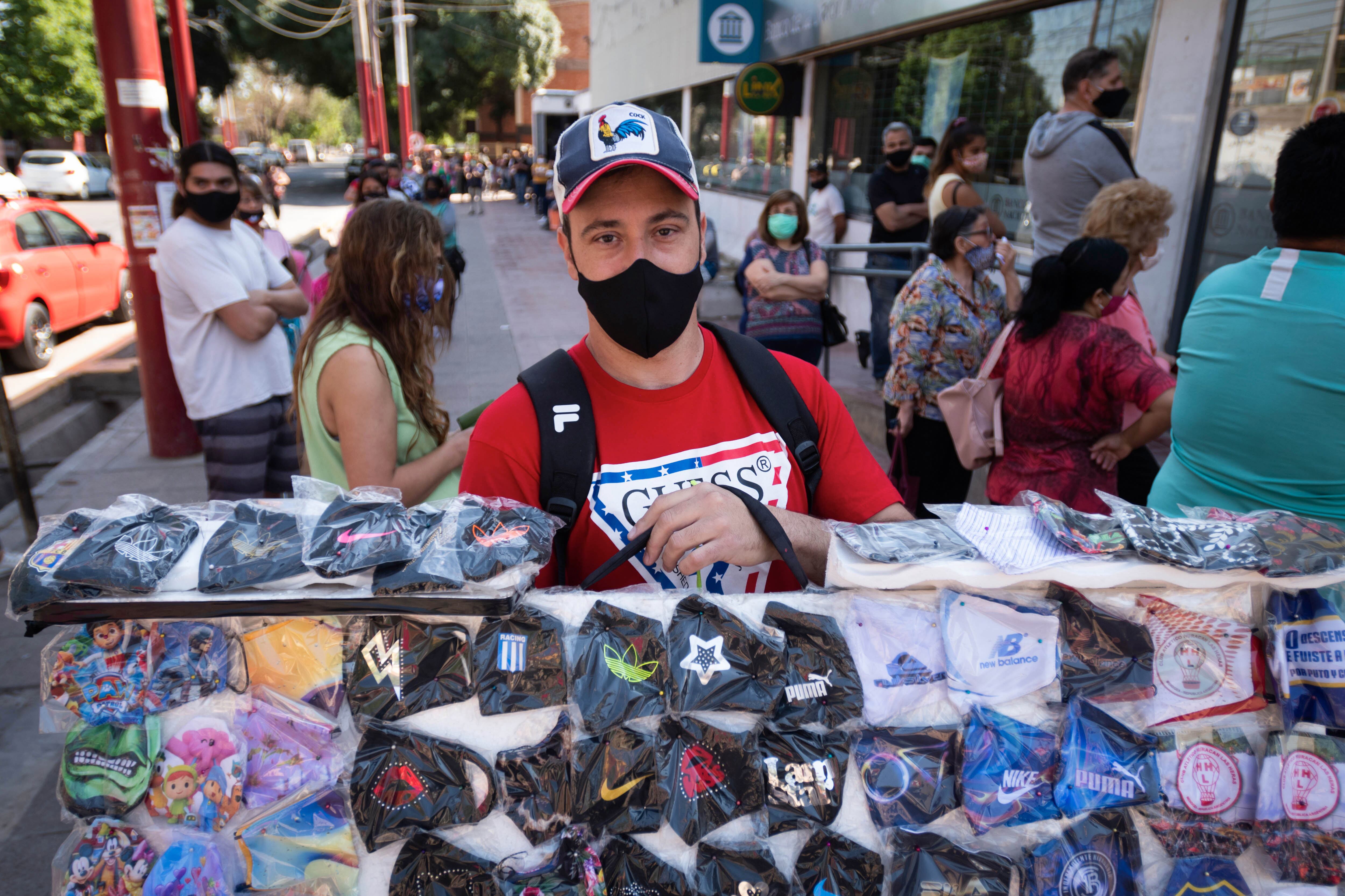 El uso del tapabocas sigue siendo obligatorio en espacios abiertos y cerrados en Mendoza. Foto: Ignacio Blanco / Los Andes.