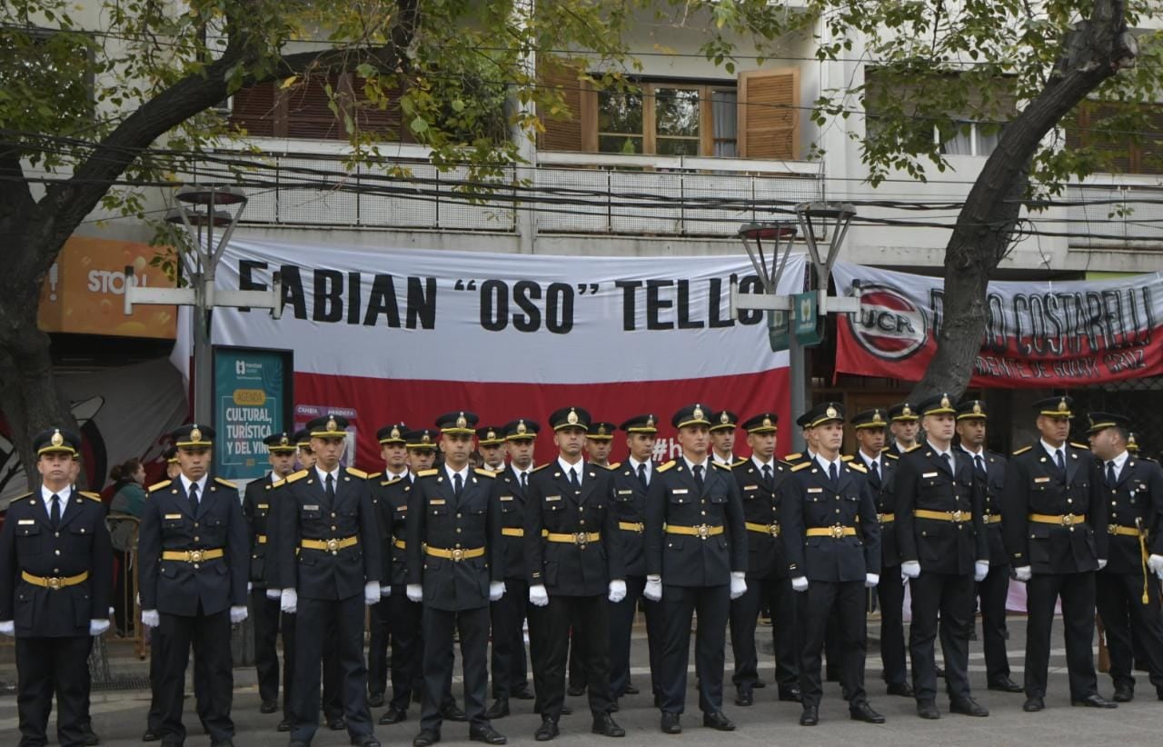 Carteles a favor de Fabián Tello, precandidato a intendente de Las Heras, en el Paseo Sarmiento, detrás de la tropa policiales. Orlando Pelichotti / Los Andes