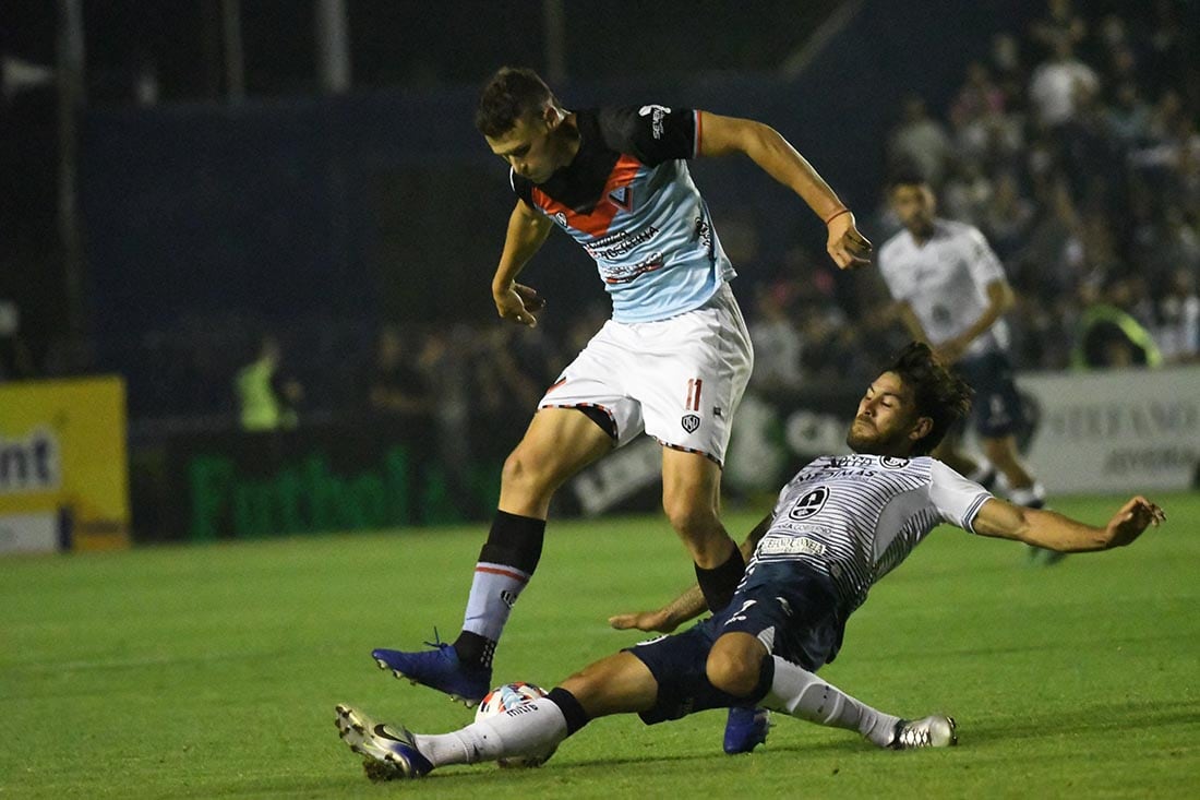 Independiente Rivadavia vs. Brown en el estadio Bautista Gargantini.
Foto José Gutierrez