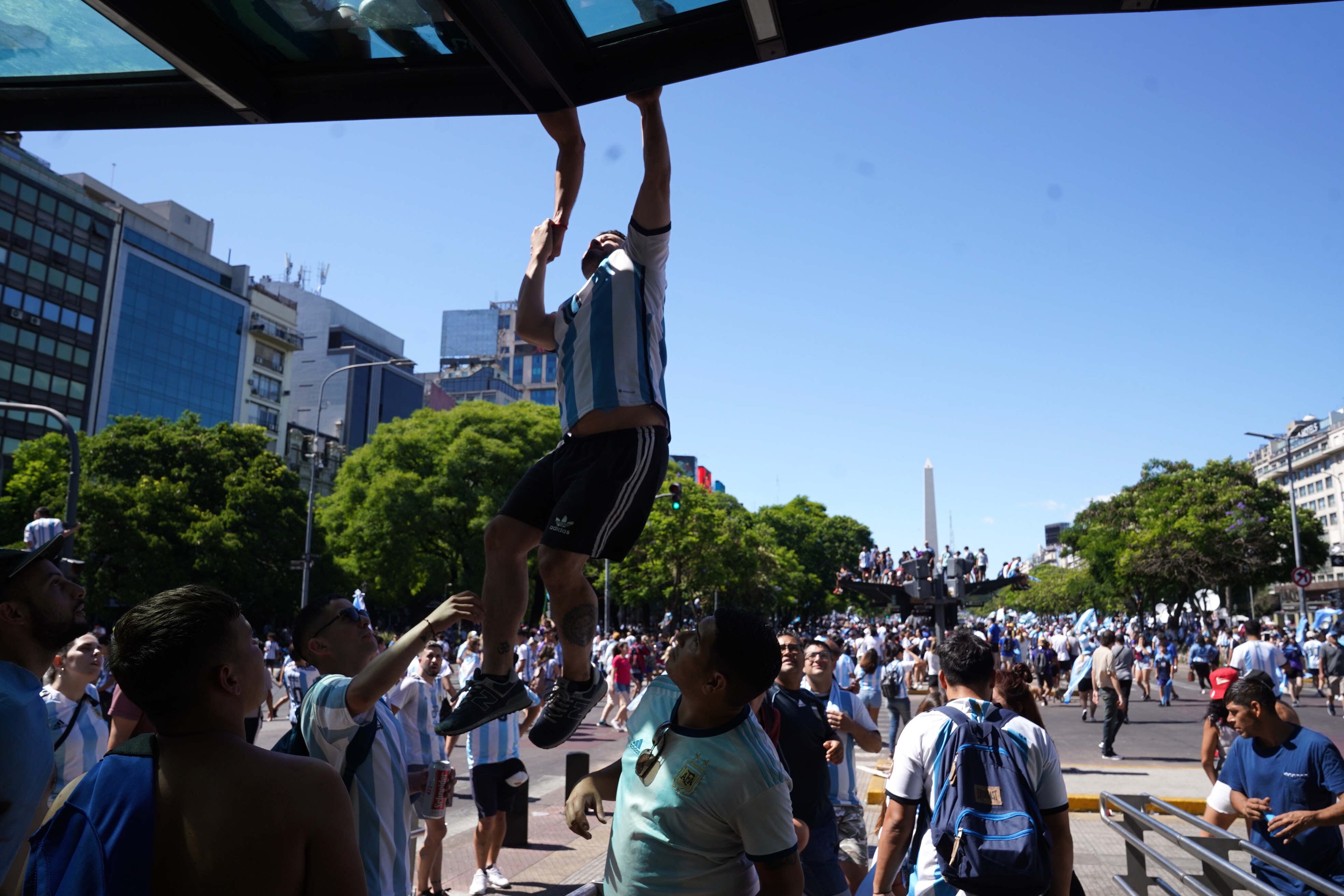 ARGENTINA CAMPEÓN GENTE SE JUNTA PARA VER LA CARAVANA EN EL OBELISCO PLAZA DE MAYO Y EZEIZA AFA
FOTO CLARÍN