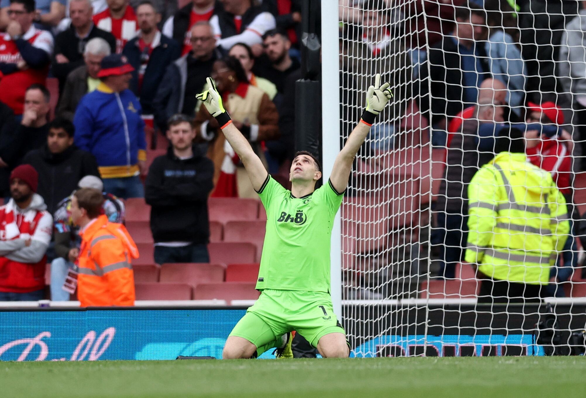 Fútbol - Premier League - 
Arsenal v Aston Villa - Emirates 
Stadium, Londres, Gran Bretaña - 
14 de abril de 2024
Emiliano Martínez, del Aston 
Villa, celebra tras el partido 
Foto NA: REUTERS/David Klein