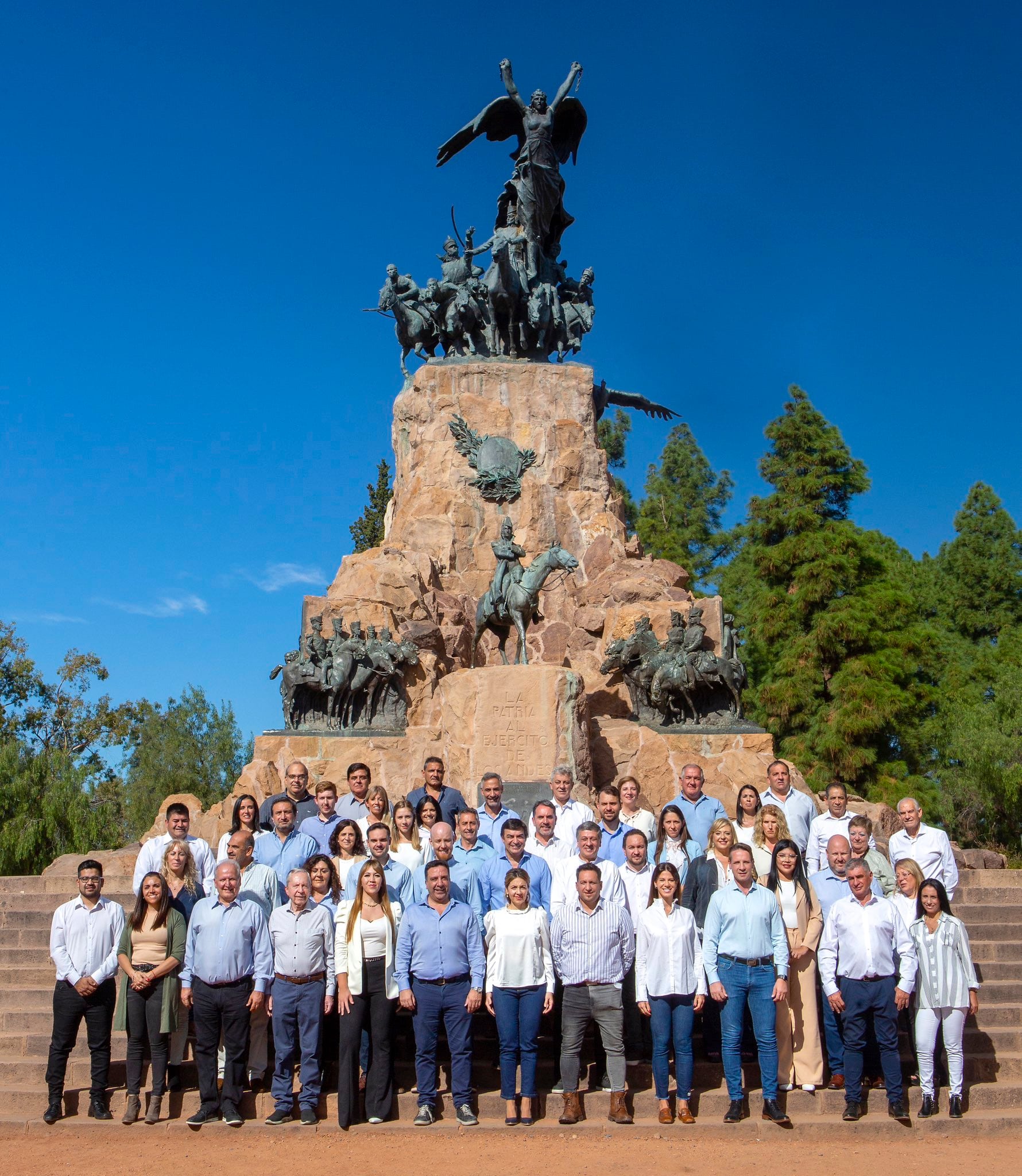 Omar de Marchi los reunió para una foto en el Cerro de la Gloria.