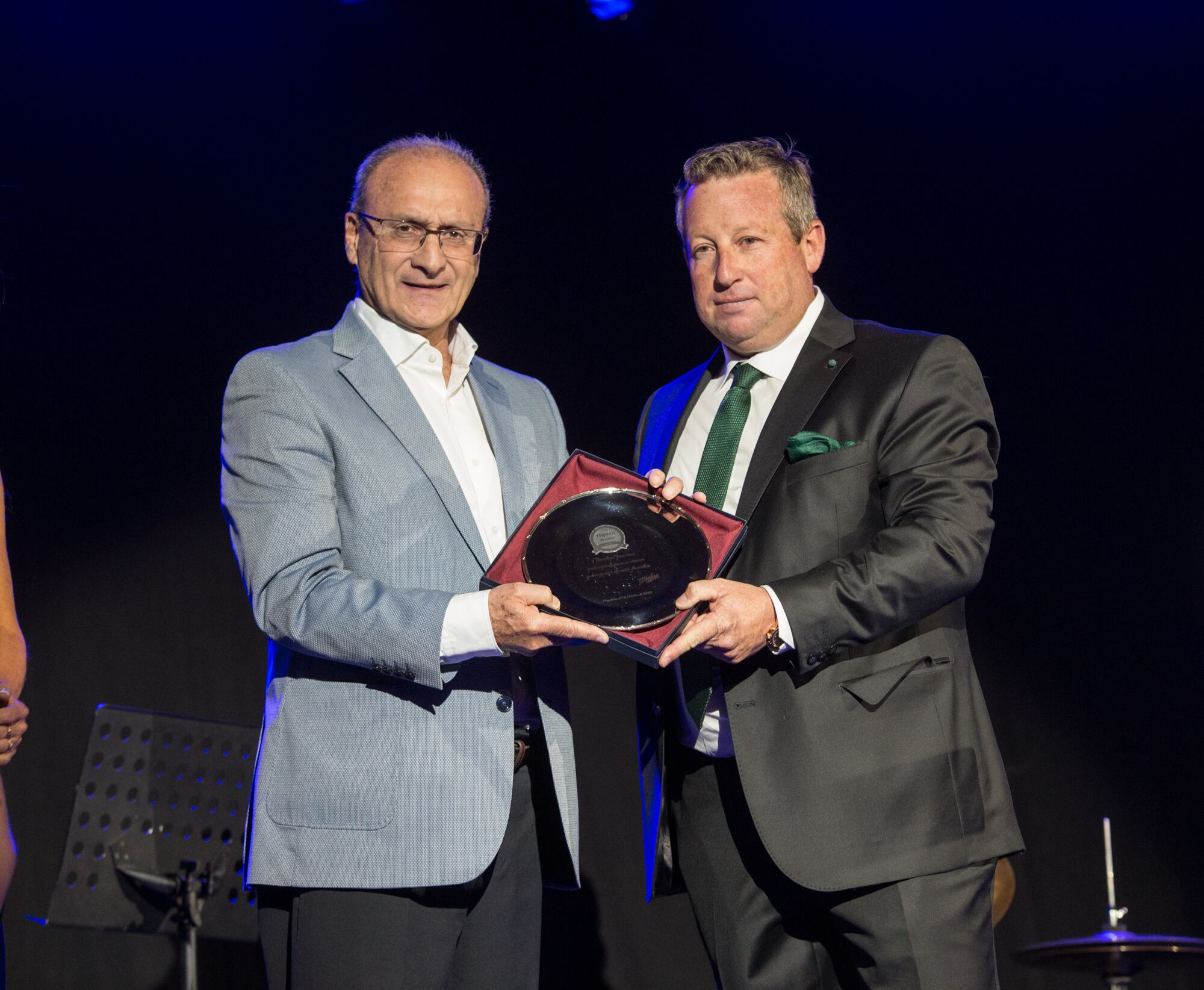 Juan Abuin recibió un reconocimiento que simbolizaba el agradecimiento de Sebastián Halpern a todos los presentes