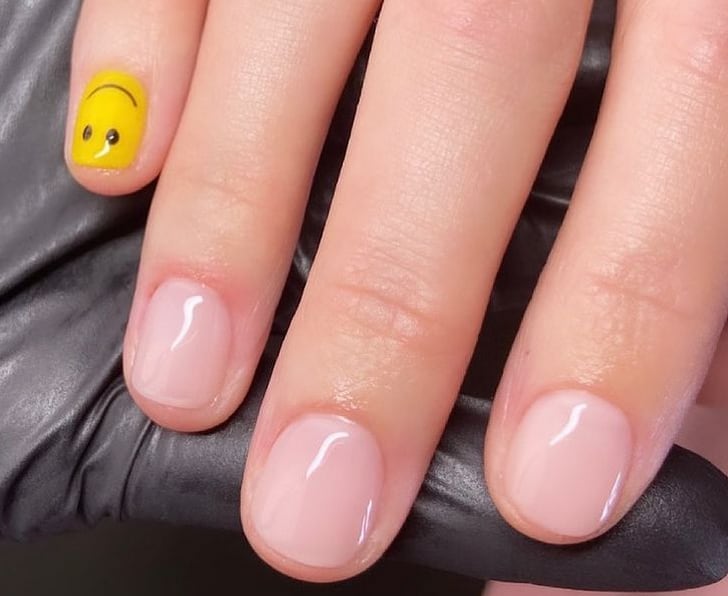 Uñas con pequeños detalles en el dedo meñique