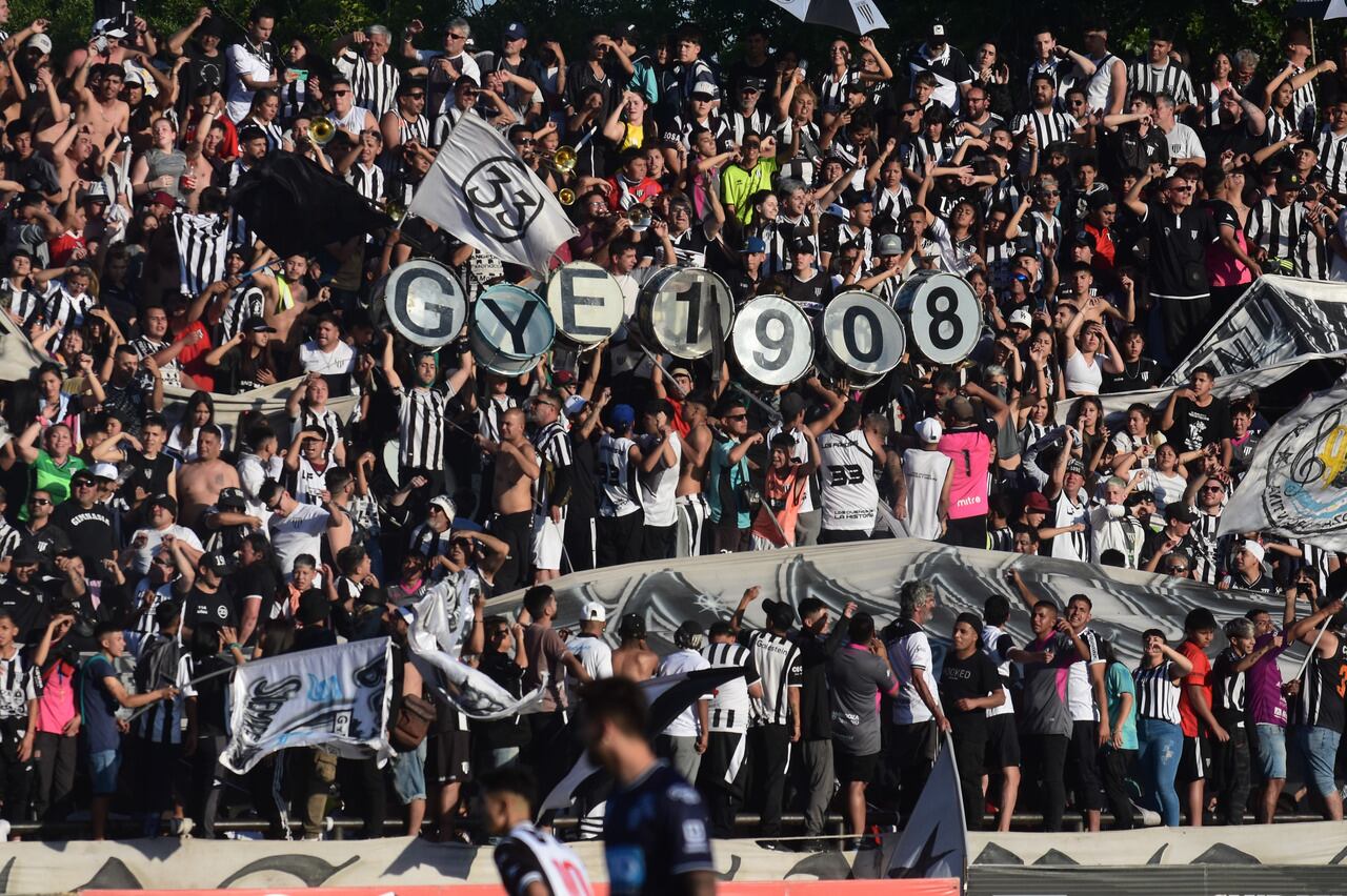 La hinchada del Lobo, a pleno. / Mariana Villa - Los Andes