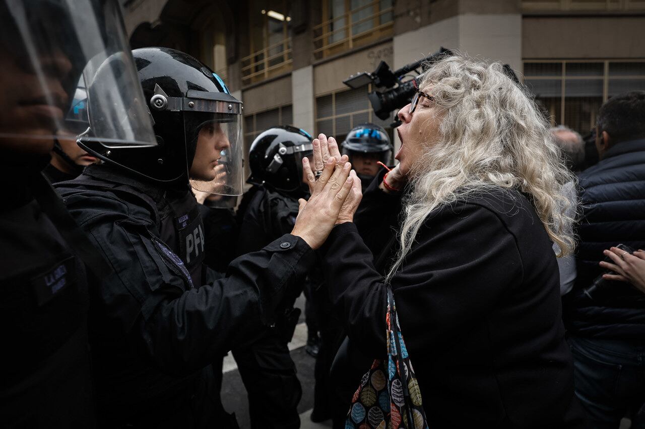 Disturbios y protestas por la Ley Bases. Foto: EFE / Juan Ignacio Roncoroni