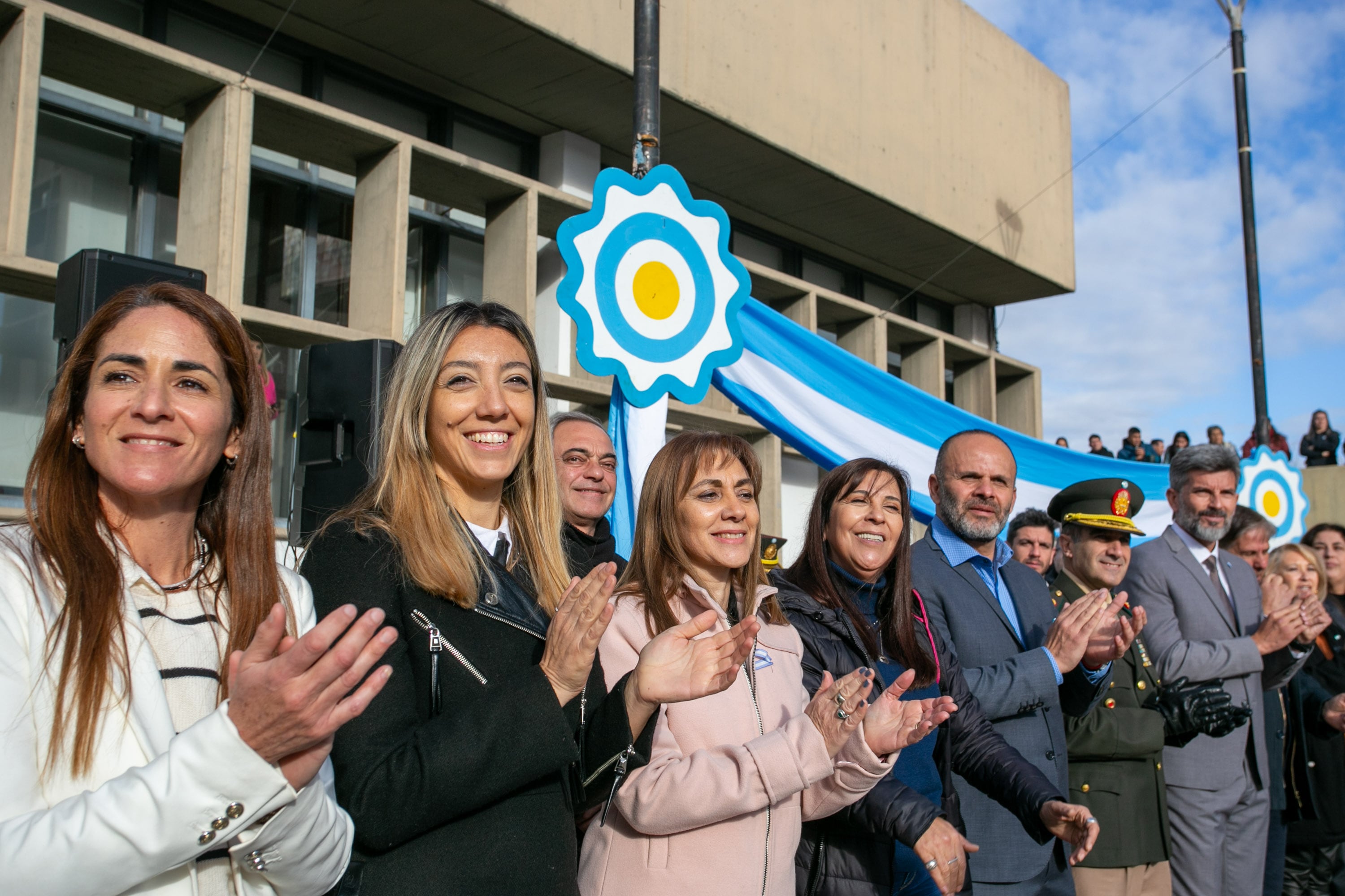 Ulpiano Suarez tomó la promesa de lealtad a la Bandera a estudiantes de la capital.