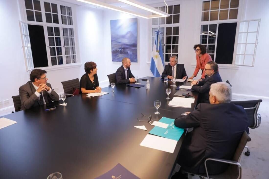 El presidente se reunió con funcionarios antes de grabar el video.