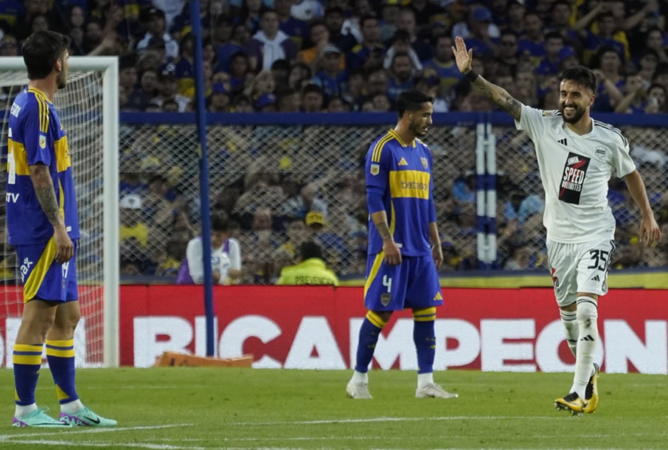 Sánchez ya definió con clase, y festeja su gol en La Bombonera. /Foto: Clarín