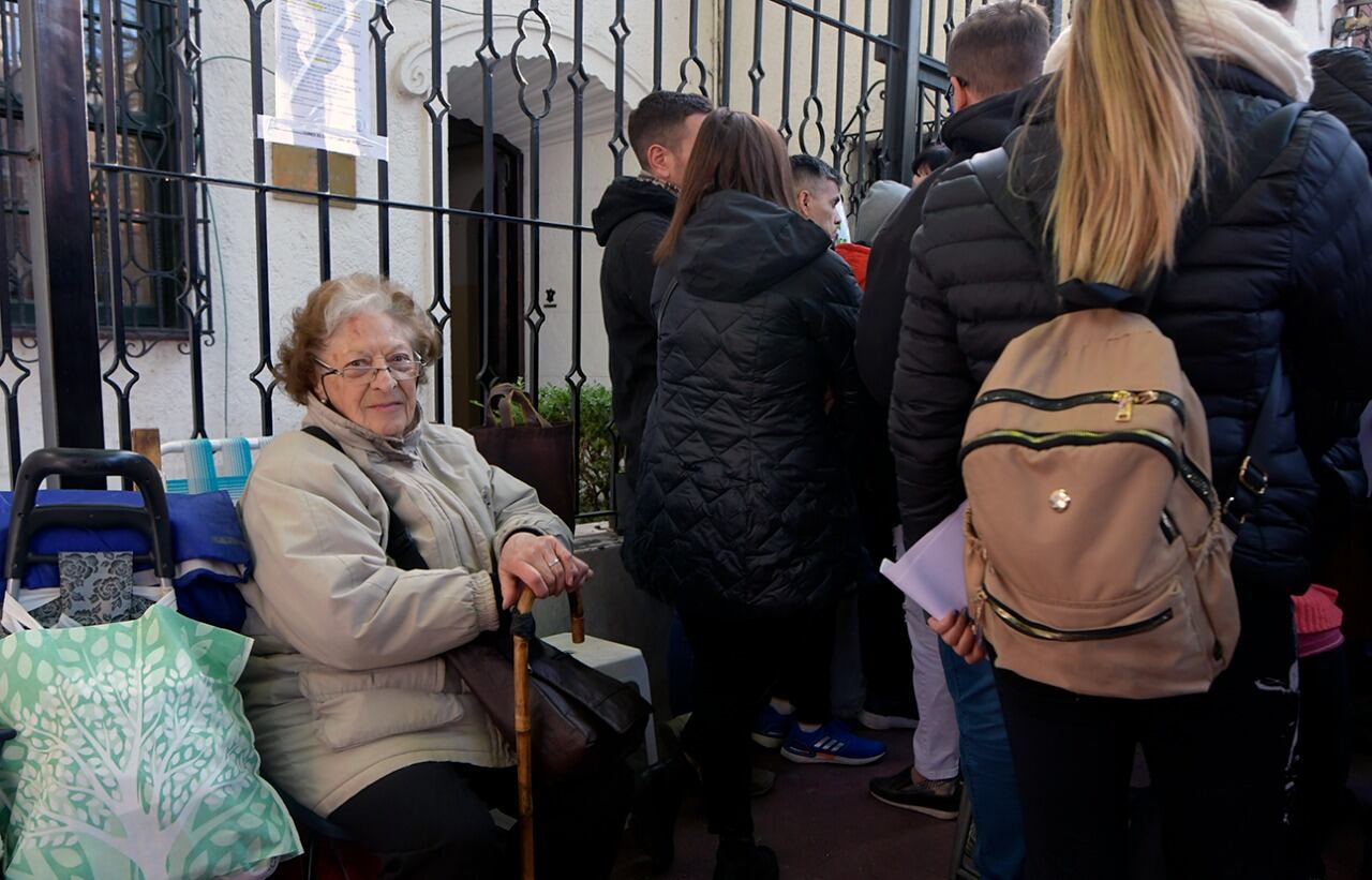 Largas filas en el consulado de España. Orlando Pelichotti / Los Andes