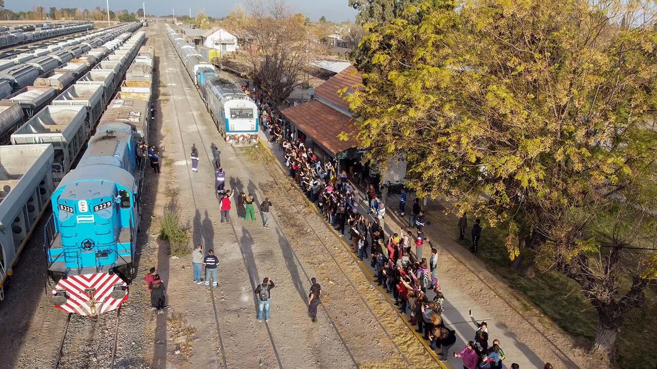 03 de junio de 2023 El tren llega a Palmira proveniente de Buenos Aires por primera vez con pasajeros en décadas. Foto: Marcelo Rolland