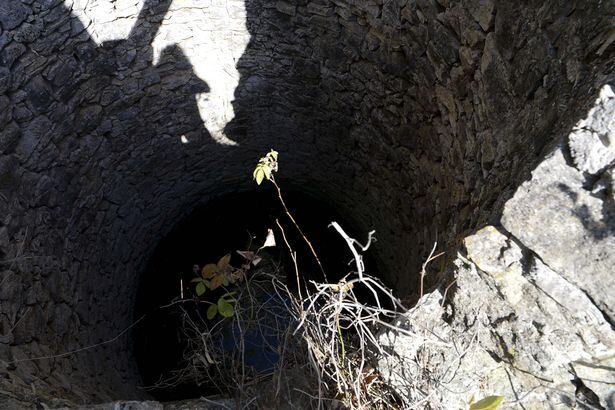 Buzos tácticos trabajan en pozos de agua abandonados, cerca del lugar donde desapareció la pequeña. Foto Mirror.