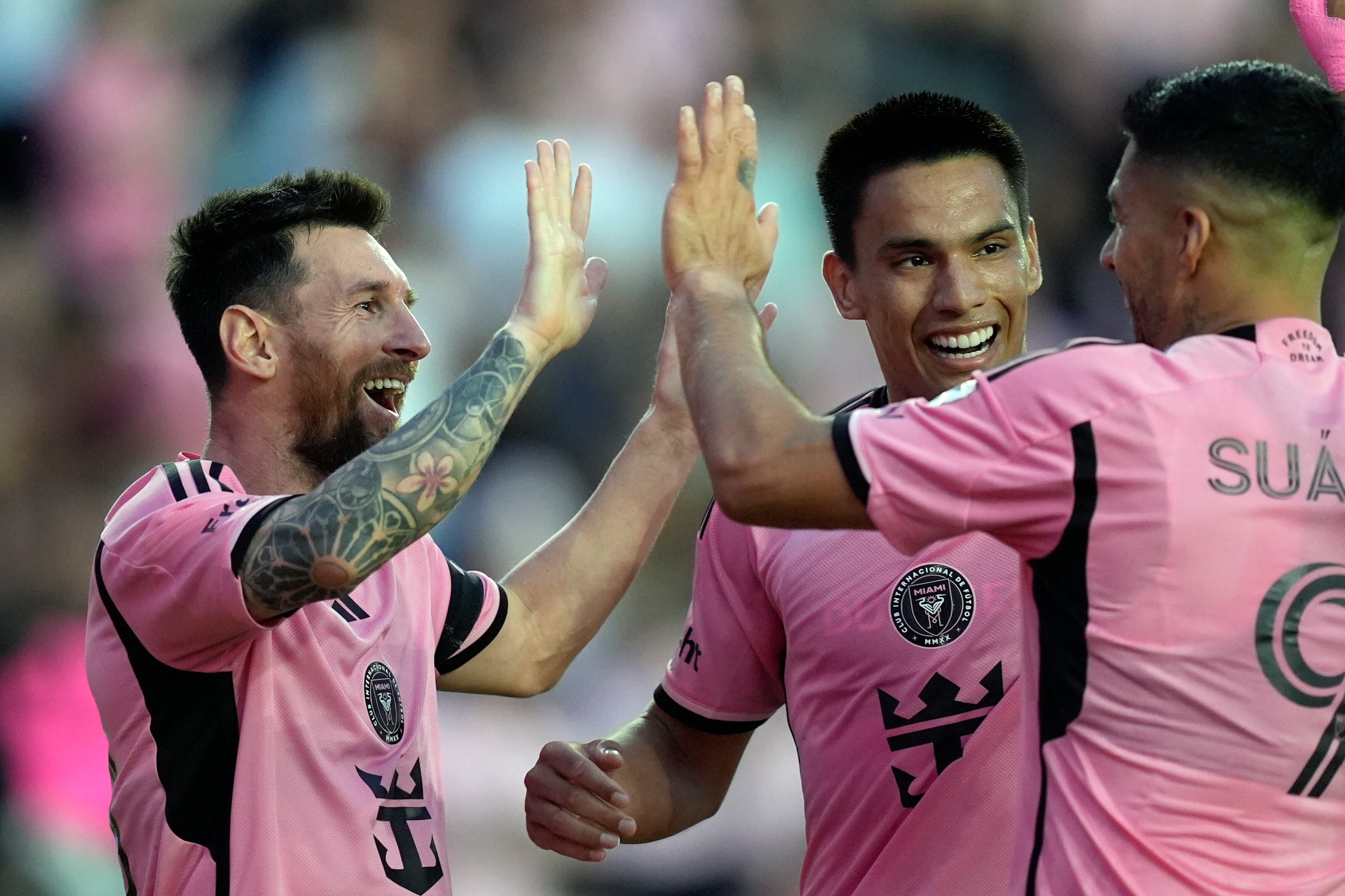 El argentino Lionel Messi festeja con el volante Diego Gómez y con el delantero uruguayo Luis Suárez, durante el partido del sábado 2 de marzo de 2024, ante el Orlando City (AP Foto/Rebecca Blackwell)