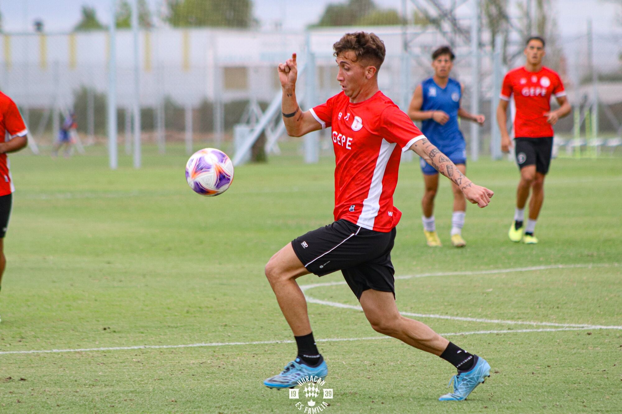 El primer equipo de Huracán Las Heras se enfrentó en un amistoso preparatorio ante la Reserva de AFA de Godoy Cruz. Foto Prensa Huracán Las Heras