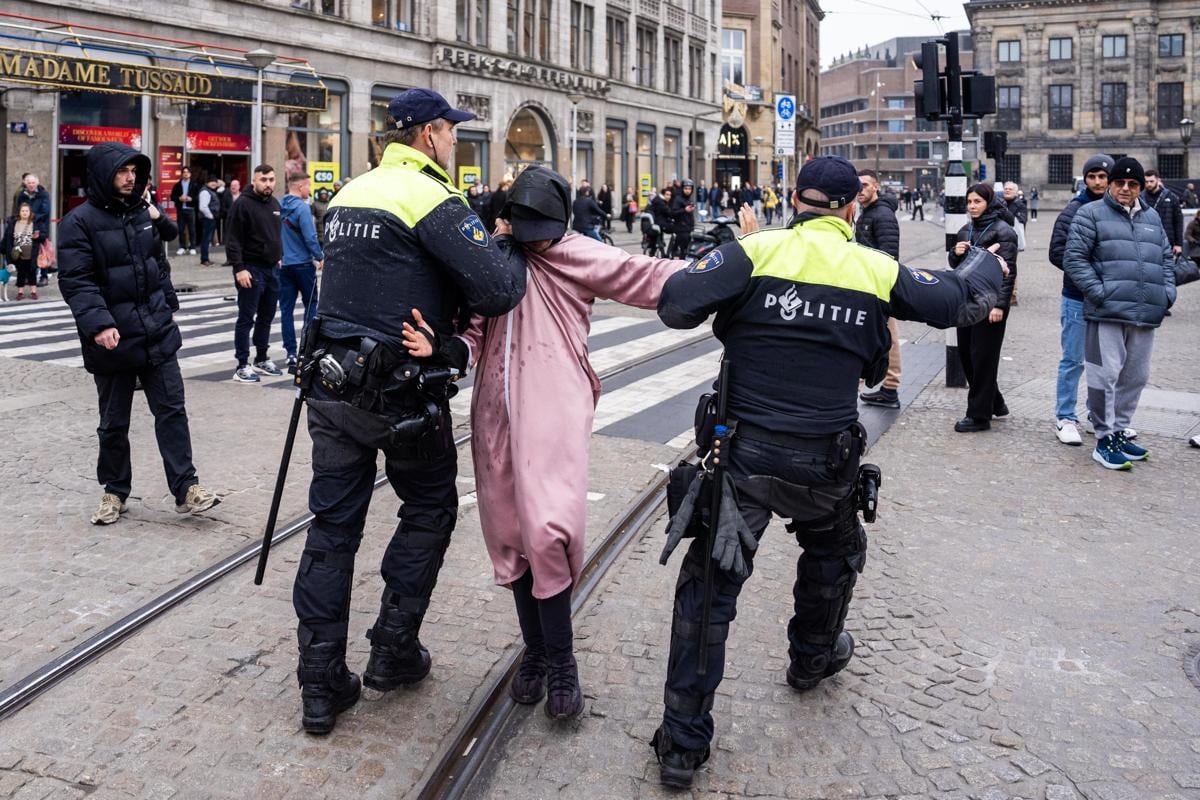 El partido entre el Ajax y Maccabi Tel Aviv terminó con decenas de detenidos y heridos en Ámsterdam (EFE)