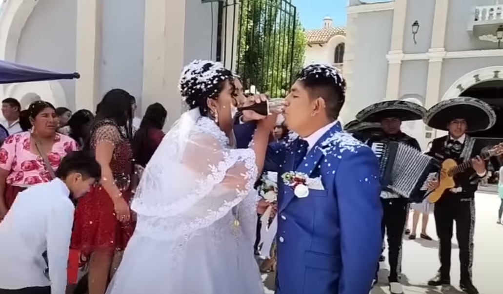 Lucio Rojas y Jhovana Castro a la salida de la iglesia. Foto Captura: Nuestra Ceremonia