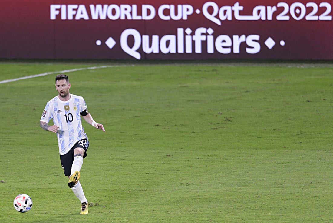 Los hinchas argentinos no quieren dejar de ver a Lionel Messi en su último Mundial. (AP)