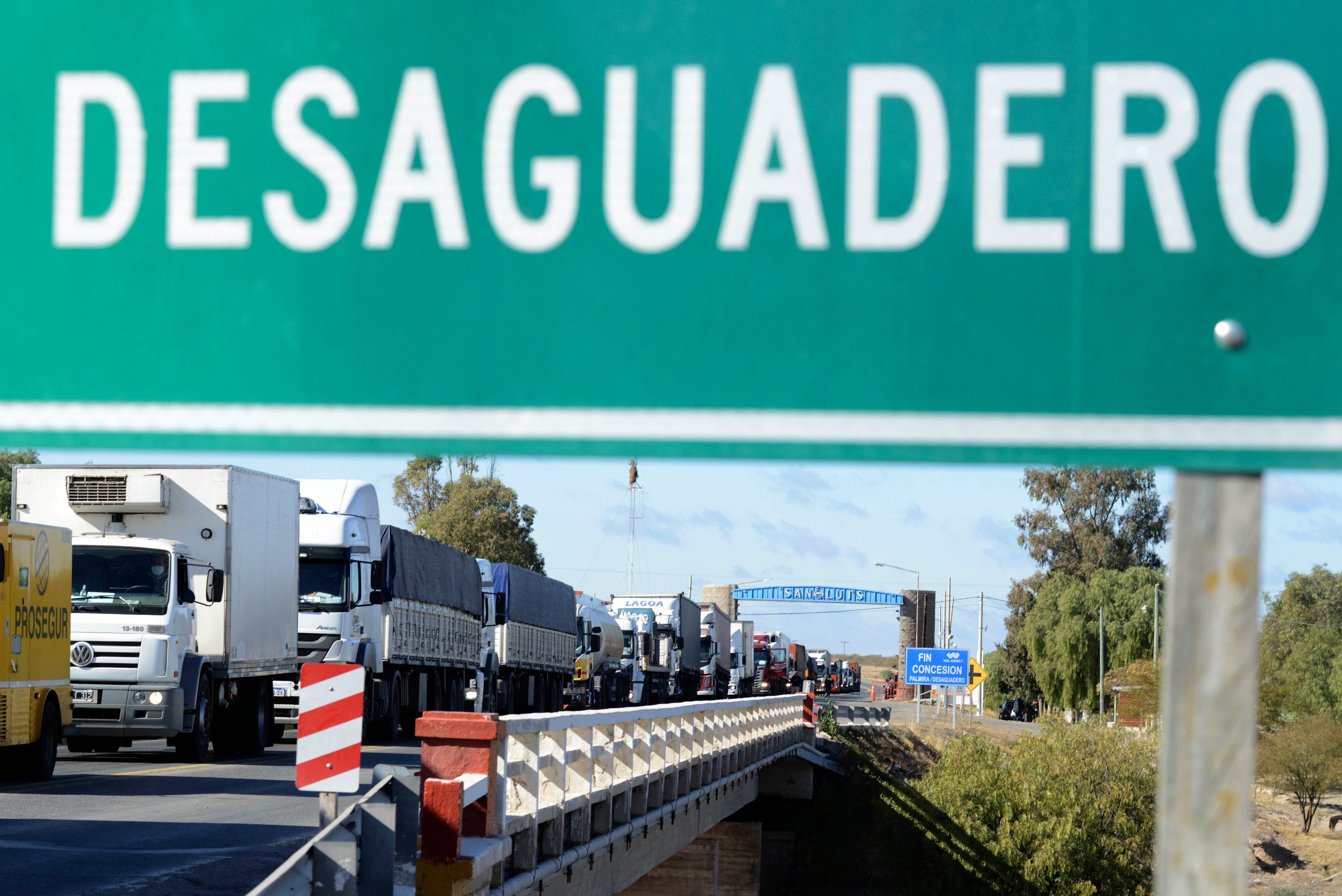 Junio. Gran cantidad de camiones esperan en el puesto de control de Desaguadero por las medidas preventivas en cuarentena.