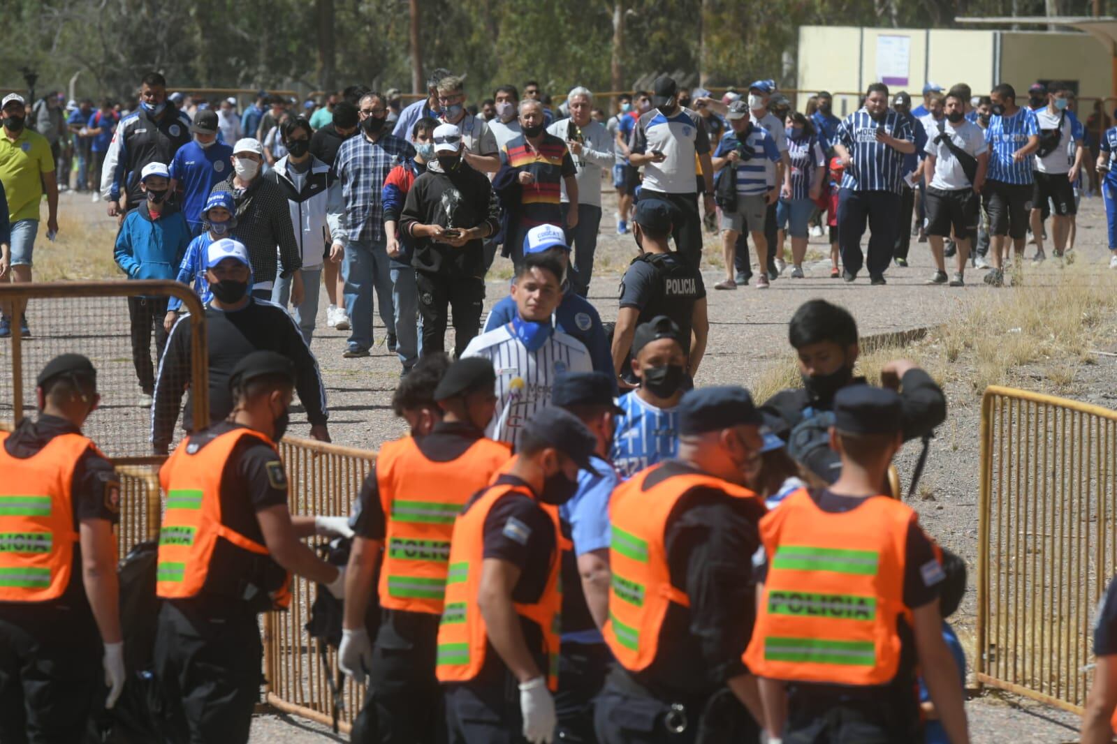 Hinchas de Godoy Cruz llegan al Malvinas./Ignacio Blanco- Los Andes