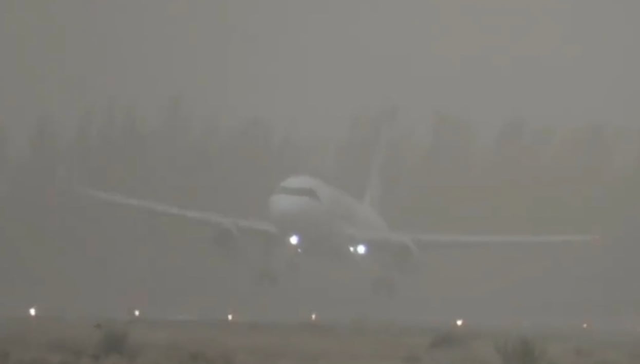 Impactante video: un avión intentó aterrizar en Neuquén, pero fue desviado a Mendoza por el viento. Foto: Captura video.