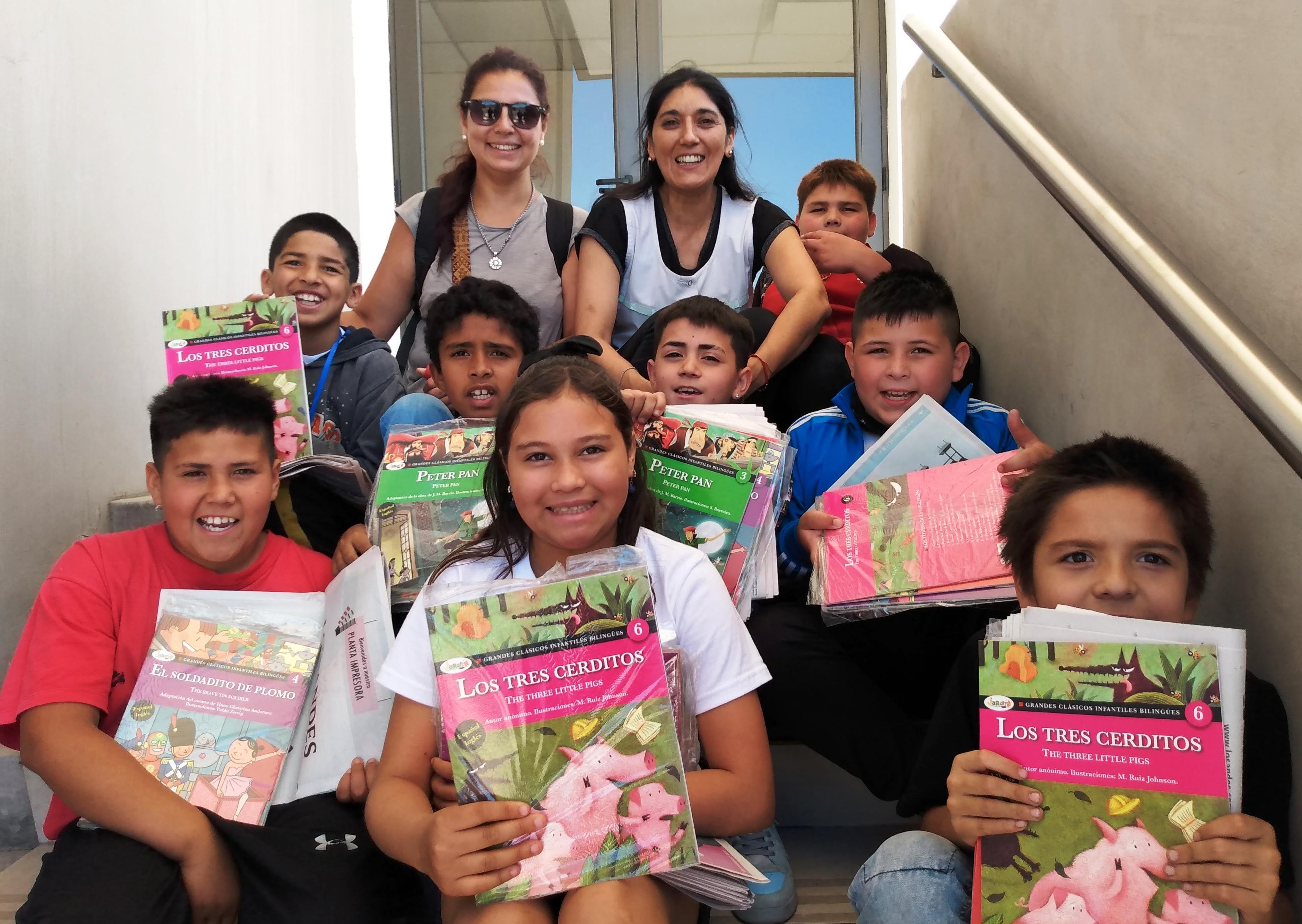 Máximo, Tatiana, Benjamín, Bauti, Mateo, Valentín, Nicolás y Benjamín, acompañados por su docente, Paola Pérez.

