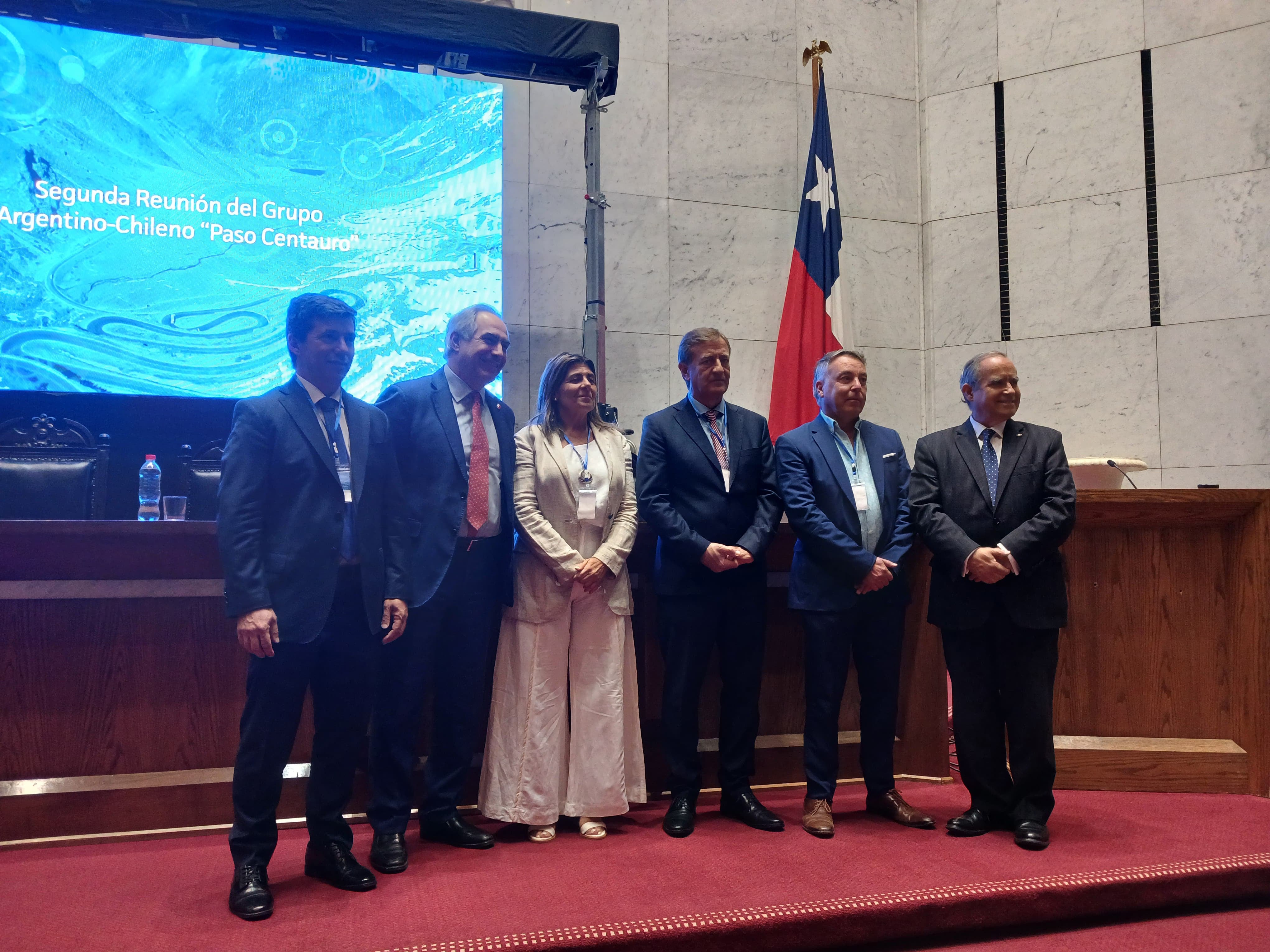 Andrés Lombardi, Mariana Juri y Rodolfo Suárez con legisladores chilenos en la Cumbre de Valparaíso. Foto: Los Andes