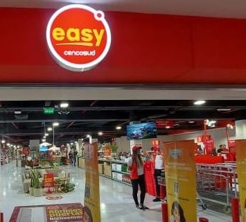 El local en el subsuelo, tiene una superficie de exposición de 4.000 m2 y una stock de 14 mil productos.