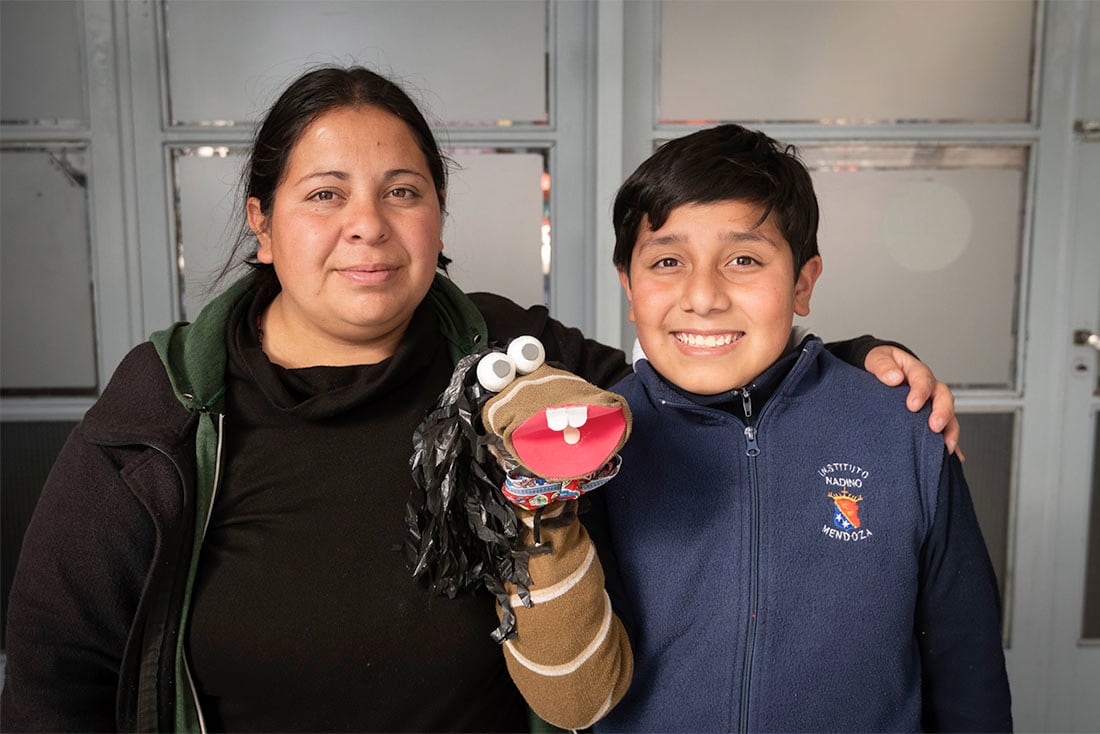 Máximo junto a su mamá, Gisel Cruz. Foto: Ignacio Blanco / Los Andes 