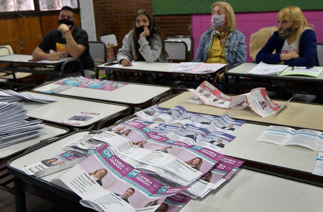 En la escuela  Patricias Mendocinas de Ciudad, comienzan a contar los votos de la jornada electoral PASO 2021.
Foto: Orlando Pelichotti