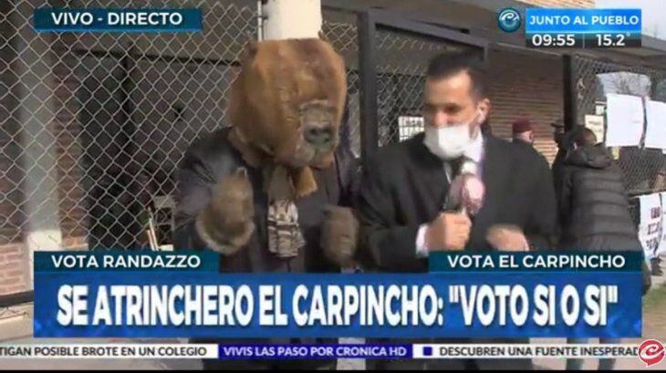 "Voto si o sí" expresó el hombre carpincho al llegar al lugar. / Gentileza