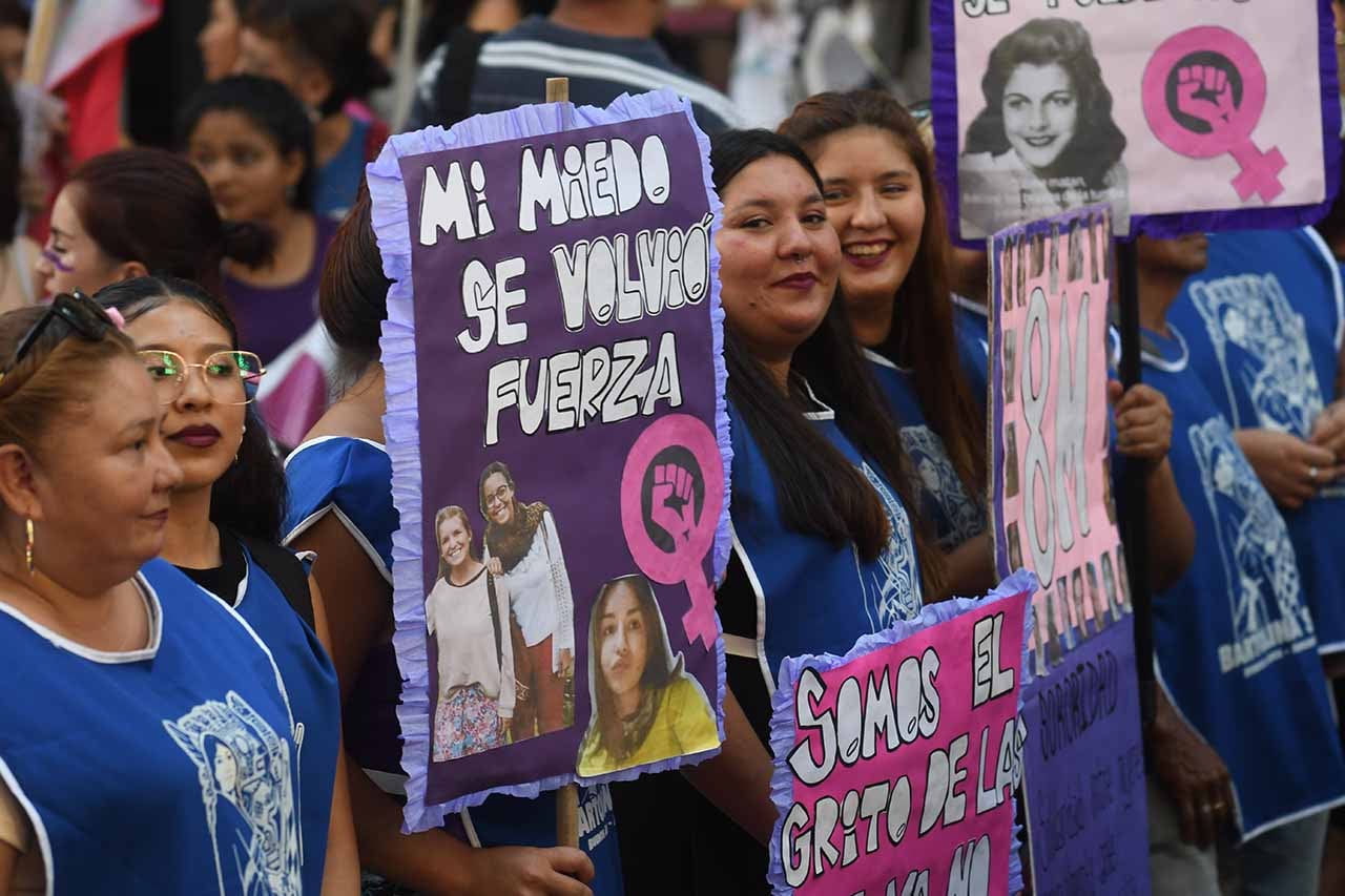 Marcha 8 M en conmemoración del día internacional de la mujer. Miles de mujeres caminaron por las calles de la Ciudad portando carteles, letreros, pancartas y banderas para hacer valer sus derechos
Foto:José Gutierrez / Los Andes 