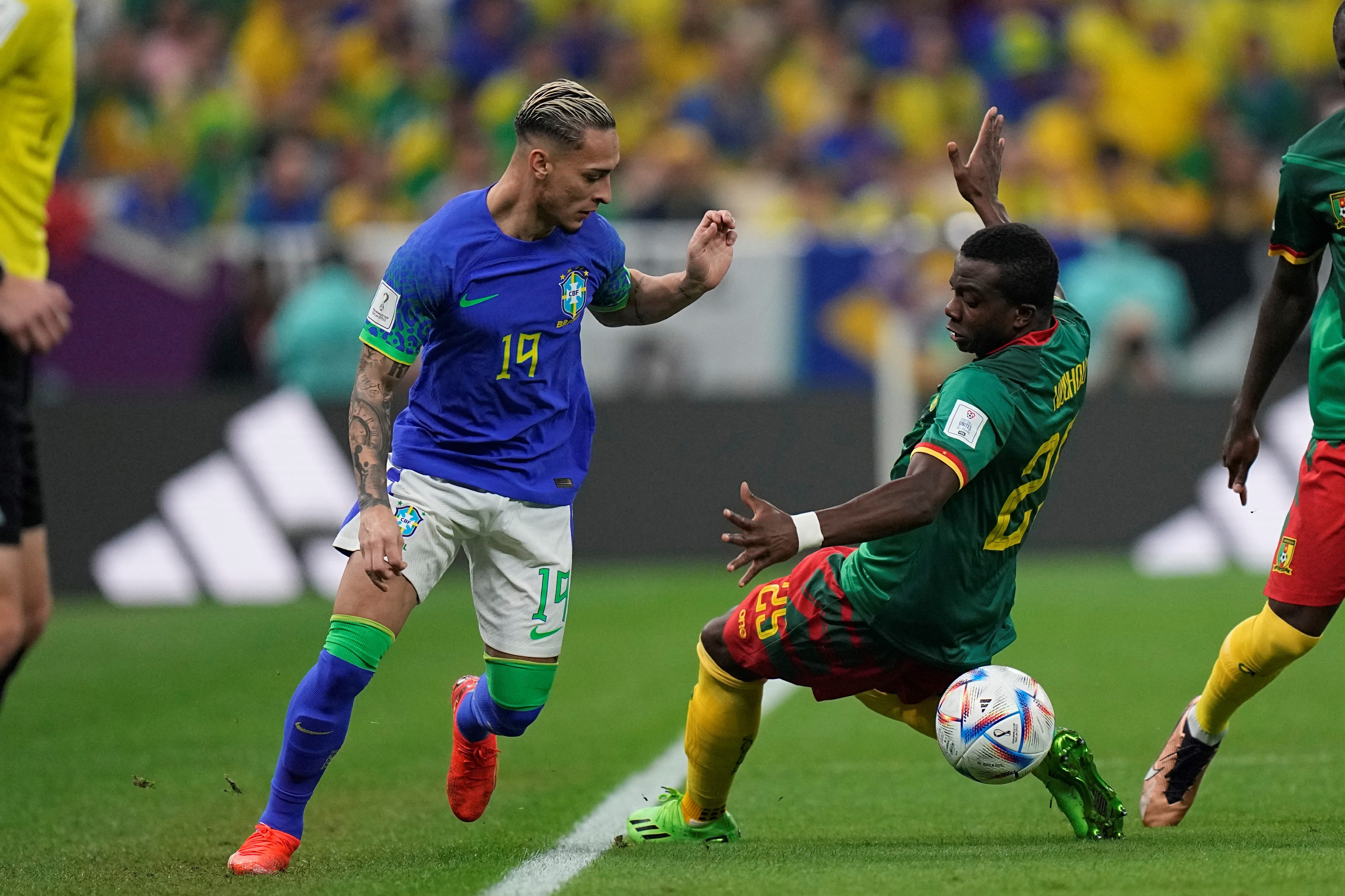 Anthony en acción. El talentoso volante de Brasil ante Camerún. (AP).