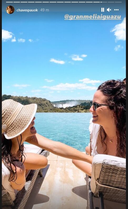 Paula Chaves junto a una amiga disfrutando del sol