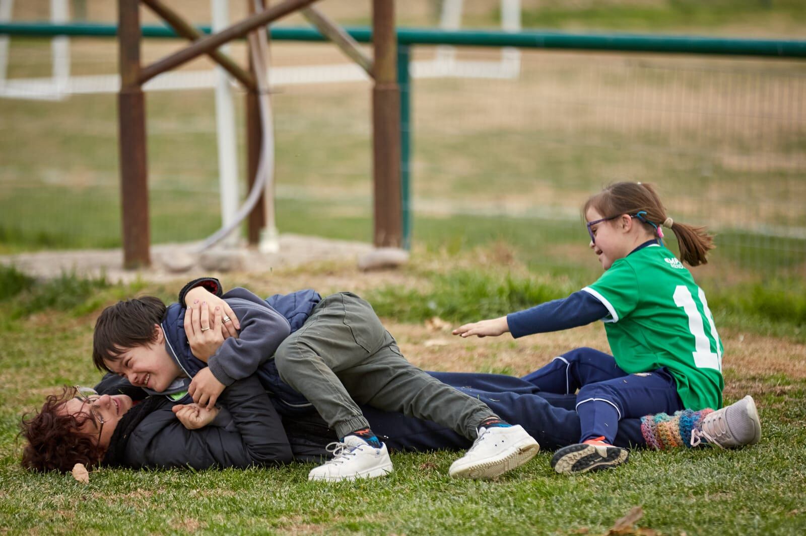 Mati, el chico que no sabe de obstáculos para disfrutar de sus dos pasiones: el fútbol y el rugby. Foto: ADOM