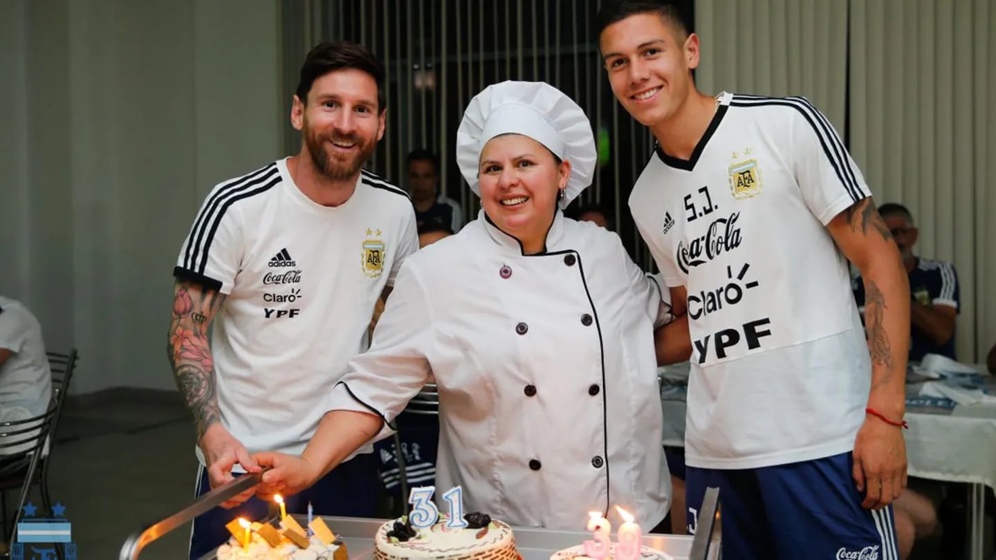 Antonia Farías, encargada de la celebración de cumpleaños que el capitán festejó en la concentración de la Selección argentina.