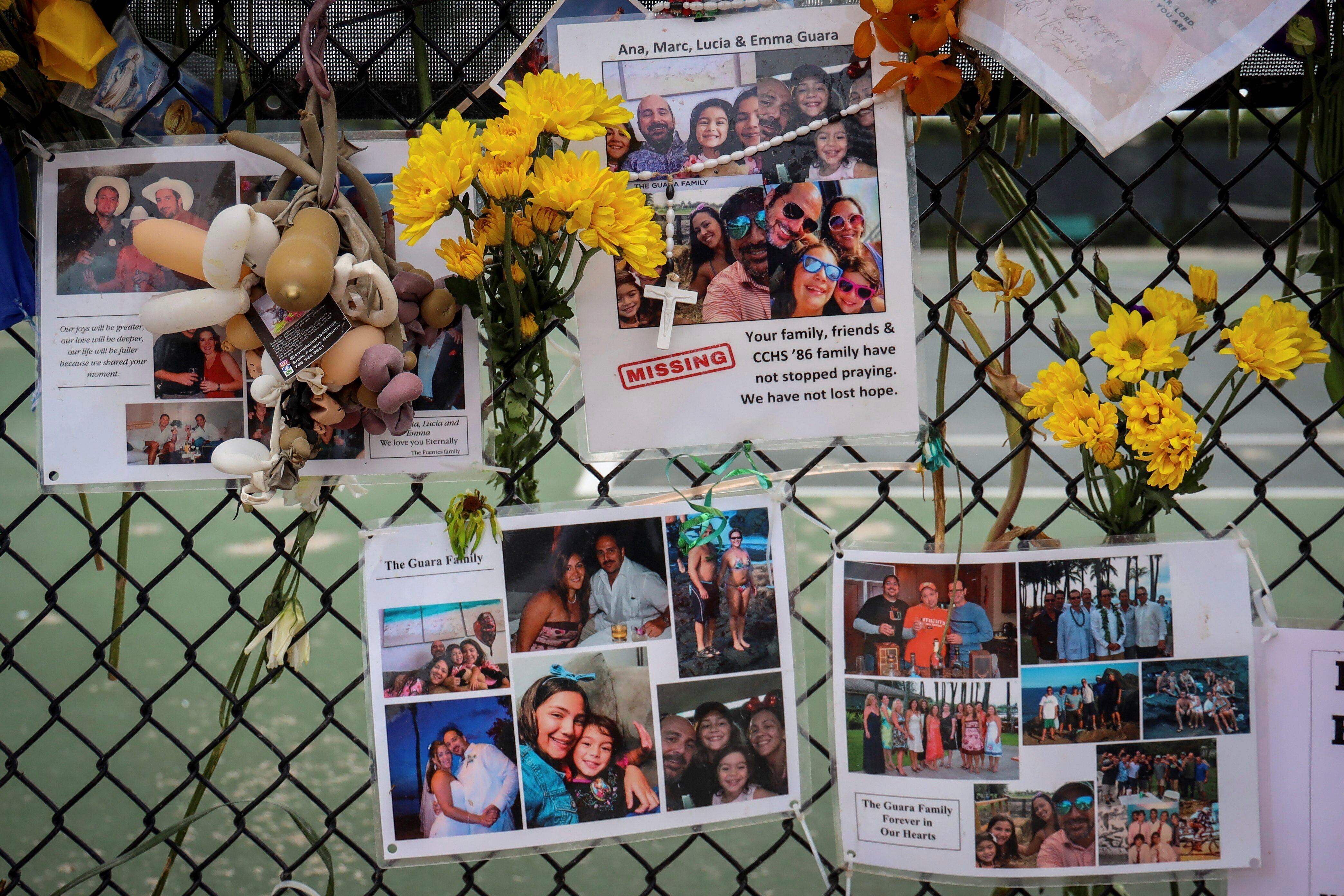 En el cada día se añaden más flores, velas, oraciones escritas, fotografías y mensajes en la pared.