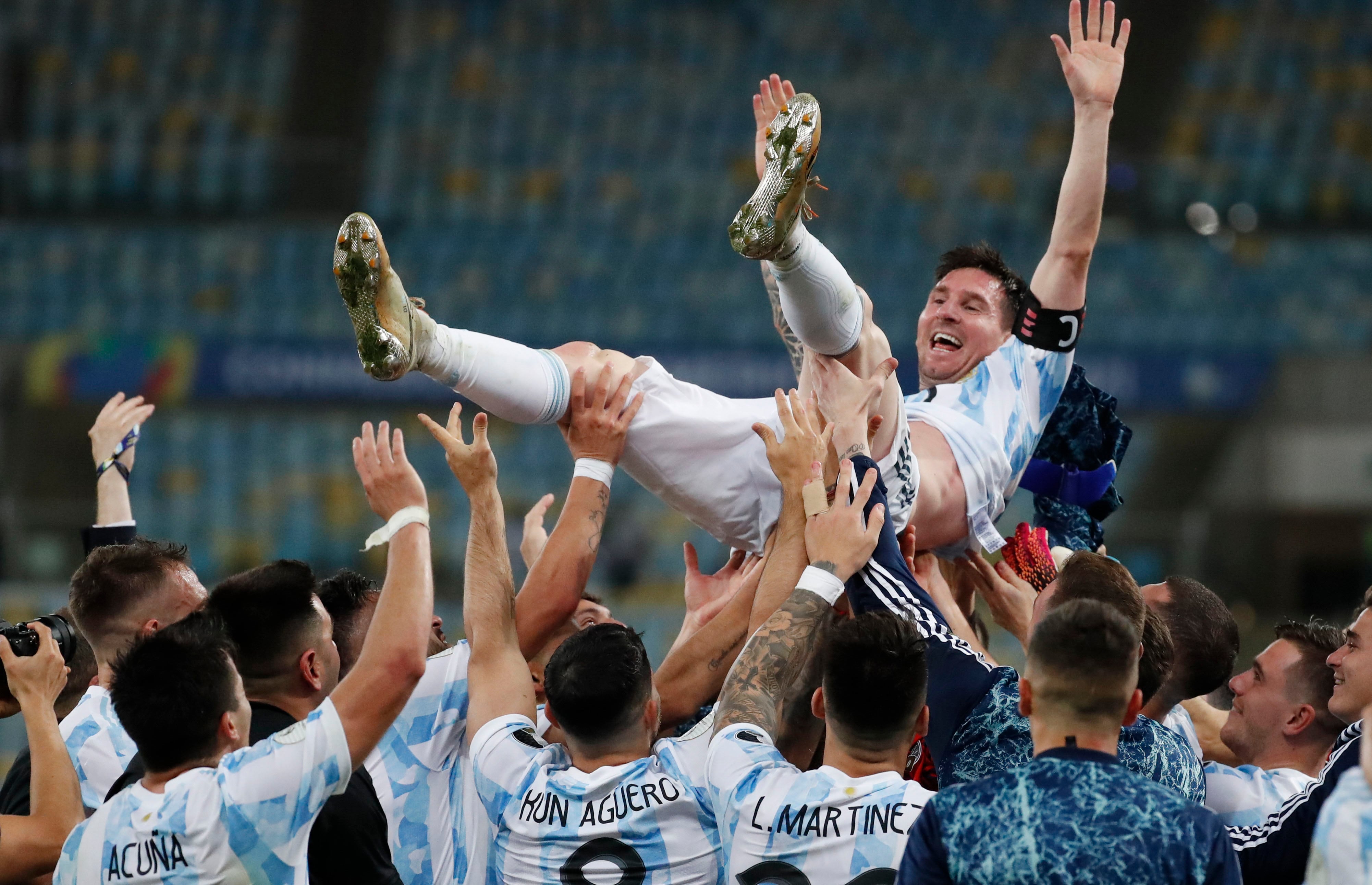 Lionel Messi es lanzado al aire por sus compañeros de la selección de Argentina tras la coronación en la Copa América, con un triunfo sobre Brasil.