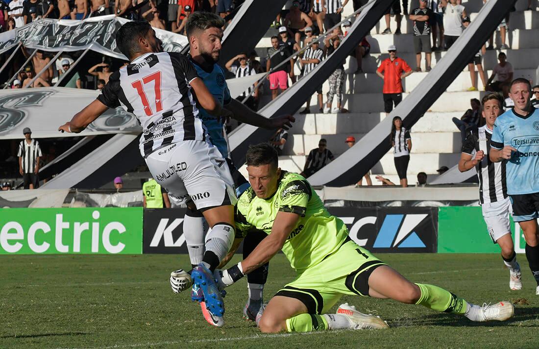 El Club Gimnasia y Esgrima perdió por la mínima diferencia frente el Club Atlético  Belgrano de Córdoba en el estadio Víctor Legrotaglie por la fecha 8 del torneo de la Primera Nacional. Foto: Orlando Pelichotti / Los Andes