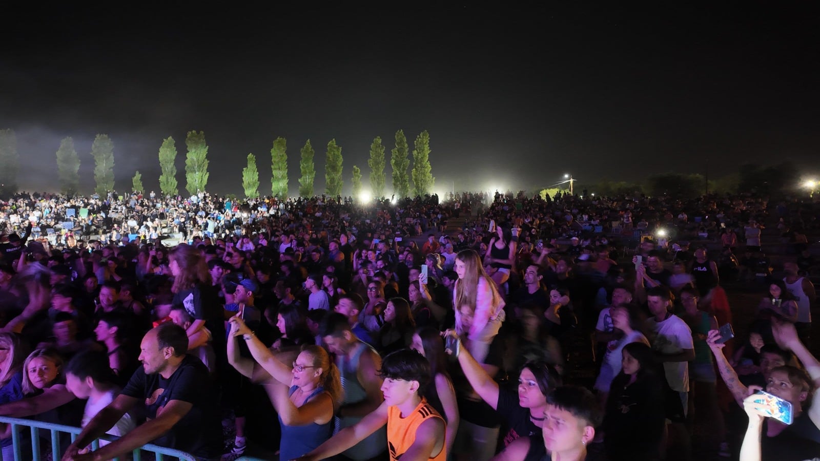 Miles de personas disfrutaron del inicio de "Noches en el Parque"