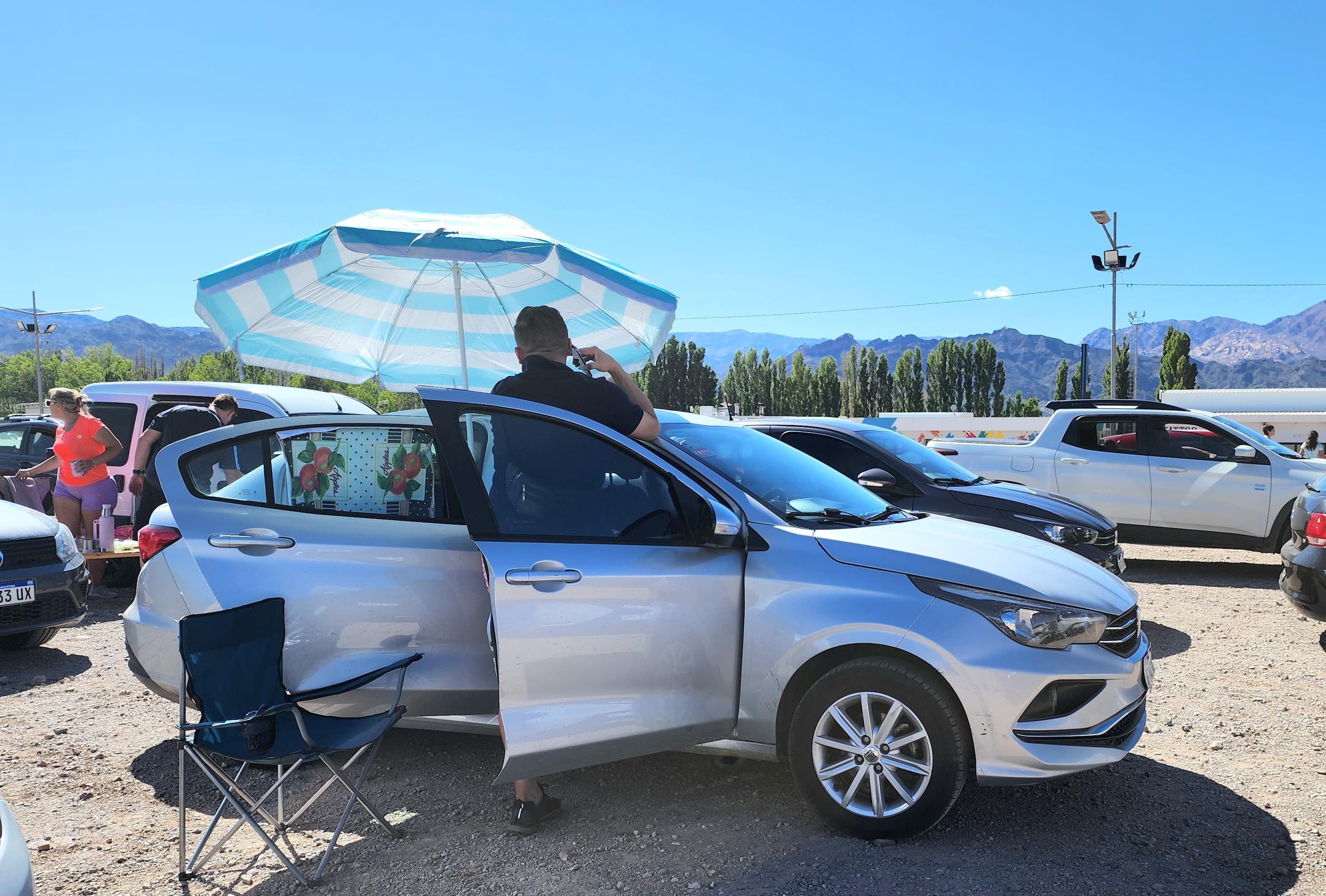 Parador en Uspallata. Cientos de autos espera poder cruzar a Chile. Foto: Delfina Álvarez