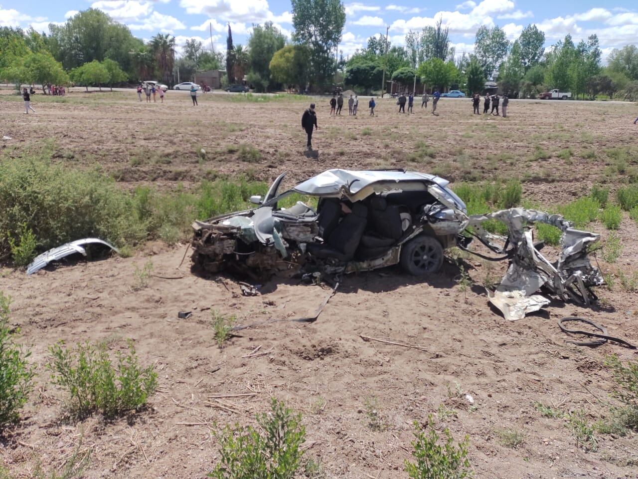 Un colectivo y un auto chocaron en la ruta 40 y la conductora del vehículo menor perdió la vida. Foto gentileza Bomberos Voluntarios.