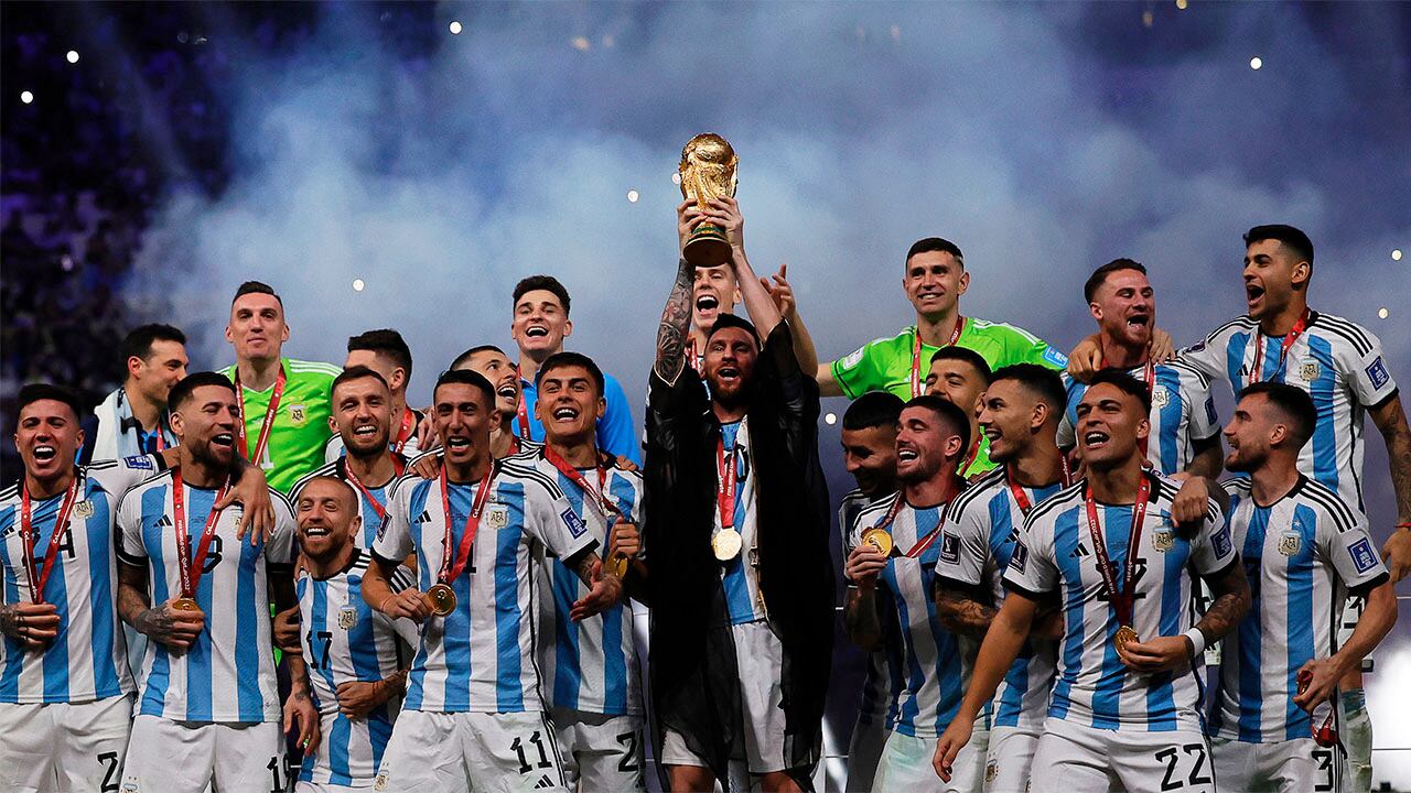 Lusail (Qatar), 18/12/2022.- Lionel Messi (C) of Argentina lifts the trophy as his teammates celebrate after winning the FIFA World Cup 2022 Final between Argentina and France at Lusail stadium, Lusail, Qatar, 18 December 2022. Argentina won 4-2 on penalties. (Mundial de Fútbol, Francia, Estados Unidos, Catar) EFE/EPA/Ronald Wittek
