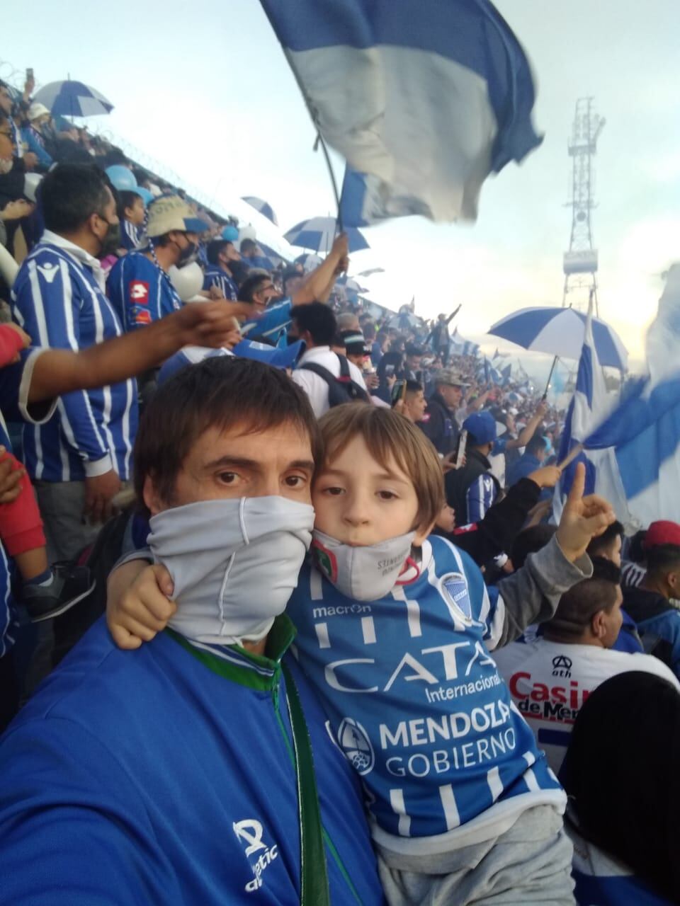 Roberto "Mac Guiver", ex jugador de la primera división de básquet del Tomba junto a su hijo Lorenzo. 