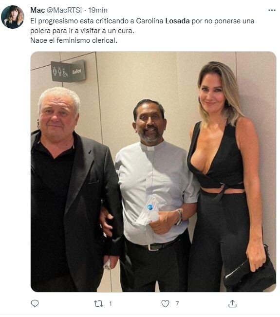 La foto de Carolina Losada junto al cura generó memes y bromas en las redes sociales