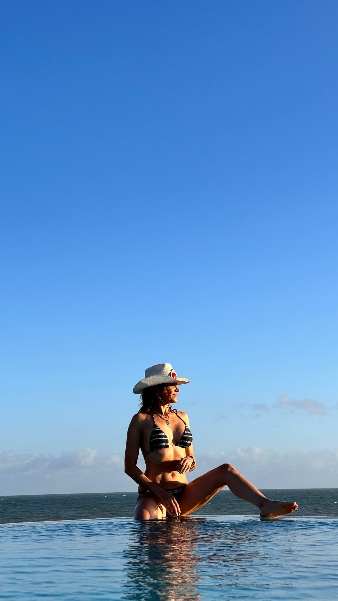 Vero Lozano posó como toda una modelo desde Punta del Este.